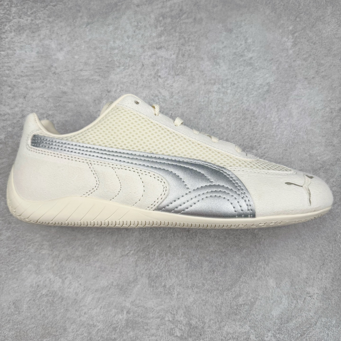 ＃HP纯原 Open YY x Puma Speedca OG 彪马极速赛车系列低帮德训风拼接复古百搭休闲运动赛车鞋 OPEN YY x Puma Speedcat，成为韩国 2024 年至今最热鞋款，引发本地玩家排队疯抢，而缔造者之一 OPEN YY 早已席卷韩国时尚圈，并正试图用 Puma 联名等方式，将「首尔辣妹美学」带向全球。本次与「首尔辣妹衣柜」 OPEN YY 联名，发售之外还在乐天世界购物中心举办 POP UP，时尚博主纷纷到场打卡，让 Puma 的「IT Shoes」进一步拓展韩国市场，本次共发售 3 款配色，粉金、沙银更受女玩家喜爱，用以搭配裙装、运动裤，黑银则低调前卫，且男码几乎无溢价；而让不少玩家「提前种草」的，则是 OPEN YY 示范的「彩色丝袜 blokette 混搭」，配合干燥迷幻的亚文化氛围，成为不少女生的「新搭配指南」， POP UP 现场和近两天的社媒上脚图中，不少玩家继续用本次联名 Speedcat 玩转 blokette，并强调 Speedcat 与其他平底运动鞋相比，更加前卫、性感；Speedcat 外，OPEN YY 还将 Puma 的 Tracksuit、复古运动外套等单品，融入自身的「首尔辣妹美学」， 千禧银、赛车印花设计，颇为符合当下首尔街头日常着装的审美，也同样在发售时受到追捧。尺码：35.5 36 37 37.5 38 38.5 39 40 40.5 41 42 42.5 43 44 45-选品中心