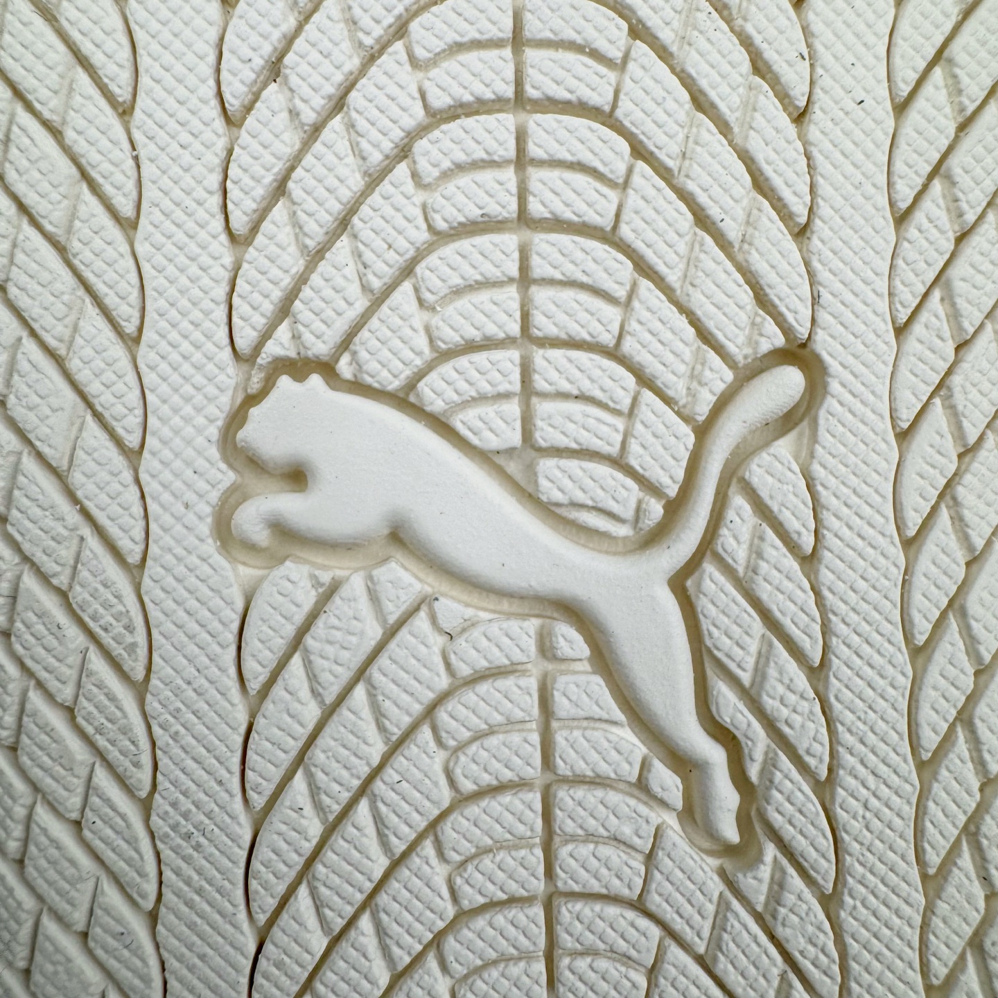 图片[10]-＃HP纯原 Open YY x Puma Speedca OG 彪马极速赛车系列低帮德训风拼接复古百搭休闲运动赛车鞋 OPEN YY x Puma Speedcat，成为韩国 2024 年至今最热鞋款，引发本地玩家排队疯抢，而缔造者之一 OPEN YY 早已席卷韩国时尚圈，并正试图用 Puma 联名等方式，将「首尔辣妹美学」带向全球。本次与「首尔辣妹衣柜」 OPEN YY 联名，发售之外还在乐天世界购物中心举办 POP UP，时尚博主纷纷到场打卡，让 Puma 的「IT Shoes」进一步拓展韩国市场，本次共发售 3 款配色，粉金、沙银更受女玩家喜爱，用以搭配裙装、运动裤，黑银则低调前卫，且男码几乎无溢价；而让不少玩家「提前种草」的，则是 OPEN YY 示范的「彩色丝袜 blokette 混搭」，配合干燥迷幻的亚文化氛围，成为不少女生的「新搭配指南」， POP UP 现场和近两天的社媒上脚图中，不少玩家继续用本次联名 Speedcat 玩转 blokette，并强调 Speedcat 与其他平底运动鞋相比，更加前卫、性感；Speedcat 外，OPEN YY 还将 Puma 的 Tracksuit、复古运动外套等单品，融入自身的「首尔辣妹美学」， 千禧银、赛车印花设计，颇为符合当下首尔街头日常着装的审美，也同样在发售时受到追捧。尺码：35.5 36 37 37.5 38 38.5 39 40 40.5 41 42 42.5 43 44 45-选品中心