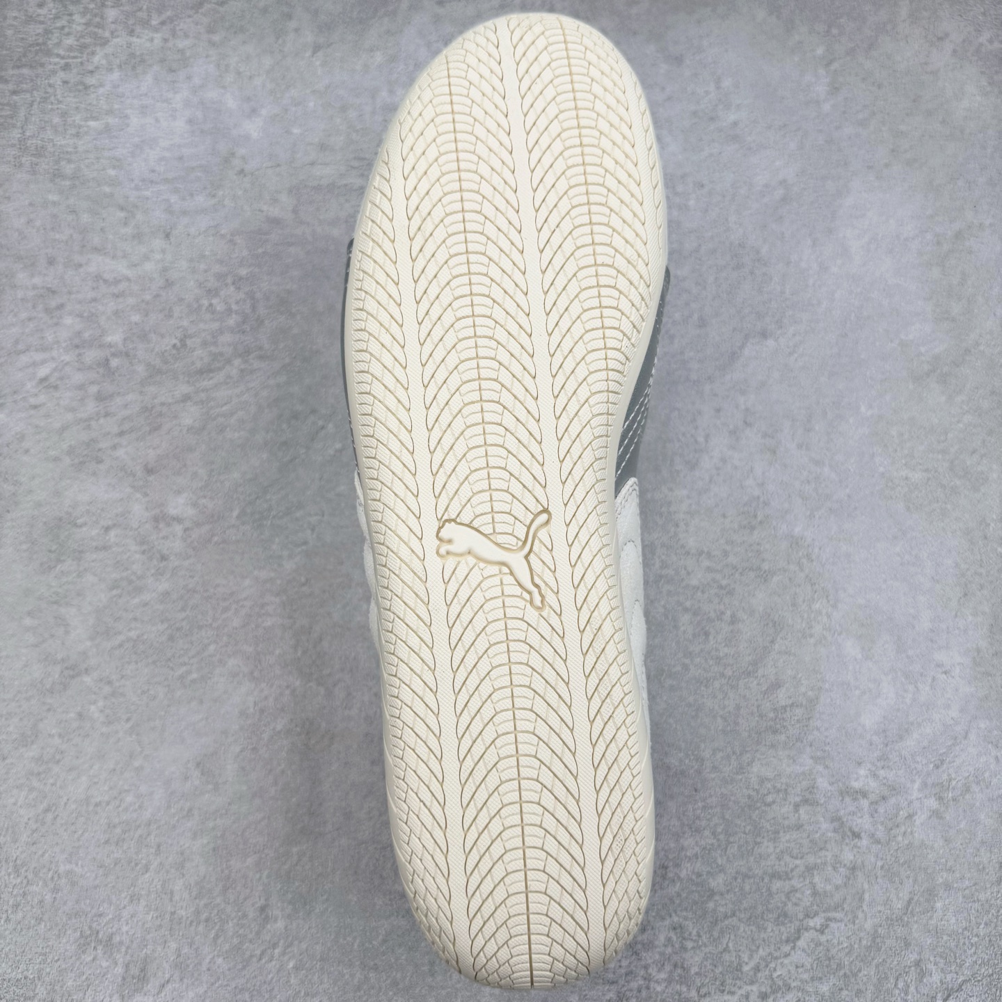 图片[9]-＃HP纯原 Open YY x Puma Speedca OG 彪马极速赛车系列低帮德训风拼接复古百搭休闲运动赛车鞋 OPEN YY x Puma Speedcat，成为韩国 2024 年至今最热鞋款，引发本地玩家排队疯抢，而缔造者之一 OPEN YY 早已席卷韩国时尚圈，并正试图用 Puma 联名等方式，将「首尔辣妹美学」带向全球。本次与「首尔辣妹衣柜」 OPEN YY 联名，发售之外还在乐天世界购物中心举办 POP UP，时尚博主纷纷到场打卡，让 Puma 的「IT Shoes」进一步拓展韩国市场，本次共发售 3 款配色，粉金、沙银更受女玩家喜爱，用以搭配裙装、运动裤，黑银则低调前卫，且男码几乎无溢价；而让不少玩家「提前种草」的，则是 OPEN YY 示范的「彩色丝袜 blokette 混搭」，配合干燥迷幻的亚文化氛围，成为不少女生的「新搭配指南」， POP UP 现场和近两天的社媒上脚图中，不少玩家继续用本次联名 Speedcat 玩转 blokette，并强调 Speedcat 与其他平底运动鞋相比，更加前卫、性感；Speedcat 外，OPEN YY 还将 Puma 的 Tracksuit、复古运动外套等单品，融入自身的「首尔辣妹美学」， 千禧银、赛车印花设计，颇为符合当下首尔街头日常着装的审美，也同样在发售时受到追捧。尺码：35.5 36 37 37.5 38 38.5 39 40 40.5 41 42 42.5 43 44 45-选品中心