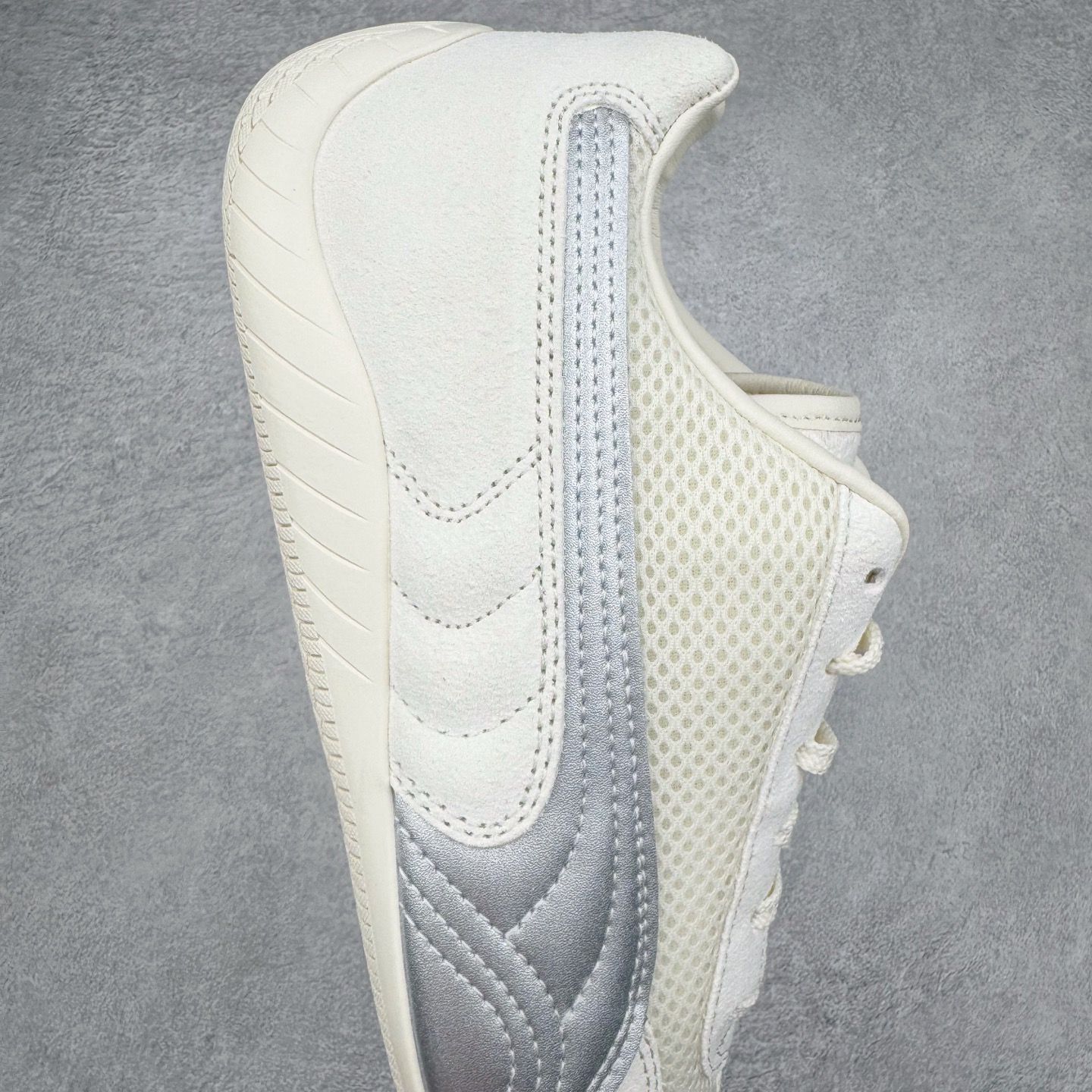 图片[6]-＃HP纯原 Open YY x Puma Speedca OG 彪马极速赛车系列低帮德训风拼接复古百搭休闲运动赛车鞋 OPEN YY x Puma Speedcat，成为韩国 2024 年至今最热鞋款，引发本地玩家排队疯抢，而缔造者之一 OPEN YY 早已席卷韩国时尚圈，并正试图用 Puma 联名等方式，将「首尔辣妹美学」带向全球。本次与「首尔辣妹衣柜」 OPEN YY 联名，发售之外还在乐天世界购物中心举办 POP UP，时尚博主纷纷到场打卡，让 Puma 的「IT Shoes」进一步拓展韩国市场，本次共发售 3 款配色，粉金、沙银更受女玩家喜爱，用以搭配裙装、运动裤，黑银则低调前卫，且男码几乎无溢价；而让不少玩家「提前种草」的，则是 OPEN YY 示范的「彩色丝袜 blokette 混搭」，配合干燥迷幻的亚文化氛围，成为不少女生的「新搭配指南」， POP UP 现场和近两天的社媒上脚图中，不少玩家继续用本次联名 Speedcat 玩转 blokette，并强调 Speedcat 与其他平底运动鞋相比，更加前卫、性感；Speedcat 外，OPEN YY 还将 Puma 的 Tracksuit、复古运动外套等单品，融入自身的「首尔辣妹美学」， 千禧银、赛车印花设计，颇为符合当下首尔街头日常着装的审美，也同样在发售时受到追捧。尺码：35.5 36 37 37.5 38 38.5 39 40 40.5 41 42 42.5 43 44 45-选品中心