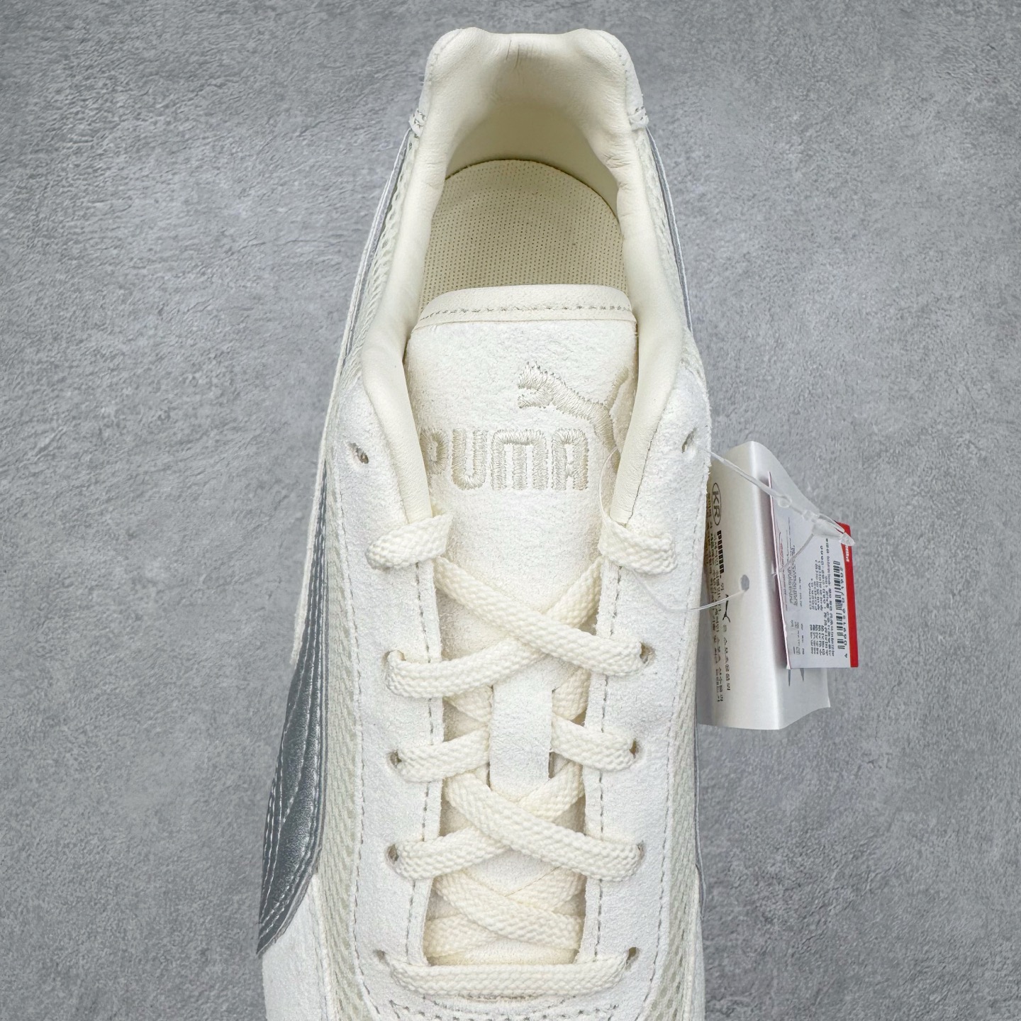 图片[5]-＃HP纯原 Open YY x Puma Speedca OG 彪马极速赛车系列低帮德训风拼接复古百搭休闲运动赛车鞋 OPEN YY x Puma Speedcat，成为韩国 2024 年至今最热鞋款，引发本地玩家排队疯抢，而缔造者之一 OPEN YY 早已席卷韩国时尚圈，并正试图用 Puma 联名等方式，将「首尔辣妹美学」带向全球。本次与「首尔辣妹衣柜」 OPEN YY 联名，发售之外还在乐天世界购物中心举办 POP UP，时尚博主纷纷到场打卡，让 Puma 的「IT Shoes」进一步拓展韩国市场，本次共发售 3 款配色，粉金、沙银更受女玩家喜爱，用以搭配裙装、运动裤，黑银则低调前卫，且男码几乎无溢价；而让不少玩家「提前种草」的，则是 OPEN YY 示范的「彩色丝袜 blokette 混搭」，配合干燥迷幻的亚文化氛围，成为不少女生的「新搭配指南」， POP UP 现场和近两天的社媒上脚图中，不少玩家继续用本次联名 Speedcat 玩转 blokette，并强调 Speedcat 与其他平底运动鞋相比，更加前卫、性感；Speedcat 外，OPEN YY 还将 Puma 的 Tracksuit、复古运动外套等单品，融入自身的「首尔辣妹美学」， 千禧银、赛车印花设计，颇为符合当下首尔街头日常着装的审美，也同样在发售时受到追捧。尺码：35.5 36 37 37.5 38 38.5 39 40 40.5 41 42 42.5 43 44 45-选品中心