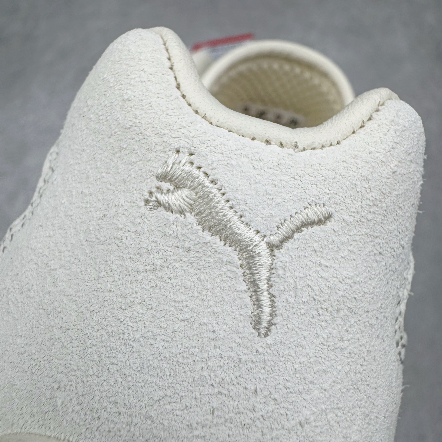 图片[13]-＃HP纯原 Open YY x Puma Speedca OG 彪马极速赛车系列低帮德训风拼接复古百搭休闲运动赛车鞋 OPEN YY x Puma Speedcat，成为韩国 2024 年至今最热鞋款，引发本地玩家排队疯抢，而缔造者之一 OPEN YY 早已席卷韩国时尚圈，并正试图用 Puma 联名等方式，将「首尔辣妹美学」带向全球。本次与「首尔辣妹衣柜」 OPEN YY 联名，发售之外还在乐天世界购物中心举办 POP UP，时尚博主纷纷到场打卡，让 Puma 的「IT Shoes」进一步拓展韩国市场，本次共发售 3 款配色，粉金、沙银更受女玩家喜爱，用以搭配裙装、运动裤，黑银则低调前卫，且男码几乎无溢价；而让不少玩家「提前种草」的，则是 OPEN YY 示范的「彩色丝袜 blokette 混搭」，配合干燥迷幻的亚文化氛围，成为不少女生的「新搭配指南」， POP UP 现场和近两天的社媒上脚图中，不少玩家继续用本次联名 Speedcat 玩转 blokette，并强调 Speedcat 与其他平底运动鞋相比，更加前卫、性感；Speedcat 外，OPEN YY 还将 Puma 的 Tracksuit、复古运动外套等单品，融入自身的「首尔辣妹美学」， 千禧银、赛车印花设计，颇为符合当下首尔街头日常着装的审美，也同样在发售时受到追捧。尺码：35.5 36 37 37.5 38 38.5 39 40 40.5 41 42 42.5 43 44 45-选品中心