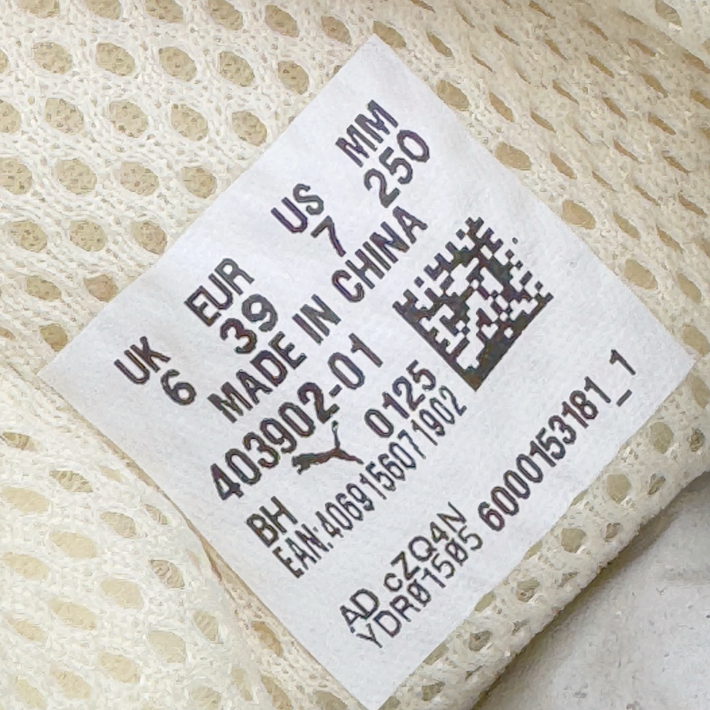 图片[22]-＃HP纯原 Open YY x Puma Speedca OG 彪马极速赛车系列低帮德训风拼接复古百搭休闲运动赛车鞋 OPEN YY x Puma Speedcat，成为韩国 2024 年至今最热鞋款，引发本地玩家排队疯抢，而缔造者之一 OPEN YY 早已席卷韩国时尚圈，并正试图用 Puma 联名等方式，将「首尔辣妹美学」带向全球。本次与「首尔辣妹衣柜」 OPEN YY 联名，发售之外还在乐天世界购物中心举办 POP UP，时尚博主纷纷到场打卡，让 Puma 的「IT Shoes」进一步拓展韩国市场，本次共发售 3 款配色，粉金、沙银更受女玩家喜爱，用以搭配裙装、运动裤，黑银则低调前卫，且男码几乎无溢价；而让不少玩家「提前种草」的，则是 OPEN YY 示范的「彩色丝袜 blokette 混搭」，配合干燥迷幻的亚文化氛围，成为不少女生的「新搭配指南」， POP UP 现场和近两天的社媒上脚图中，不少玩家继续用本次联名 Speedcat 玩转 blokette，并强调 Speedcat 与其他平底运动鞋相比，更加前卫、性感；Speedcat 外，OPEN YY 还将 Puma 的 Tracksuit、复古运动外套等单品，融入自身的「首尔辣妹美学」， 千禧银、赛车印花设计，颇为符合当下首尔街头日常着装的审美，也同样在发售时受到追捧。尺码：35.5 36 37 37.5 38 38.5 39 40 40.5 41 42 42.5 43 44 45-选品中心