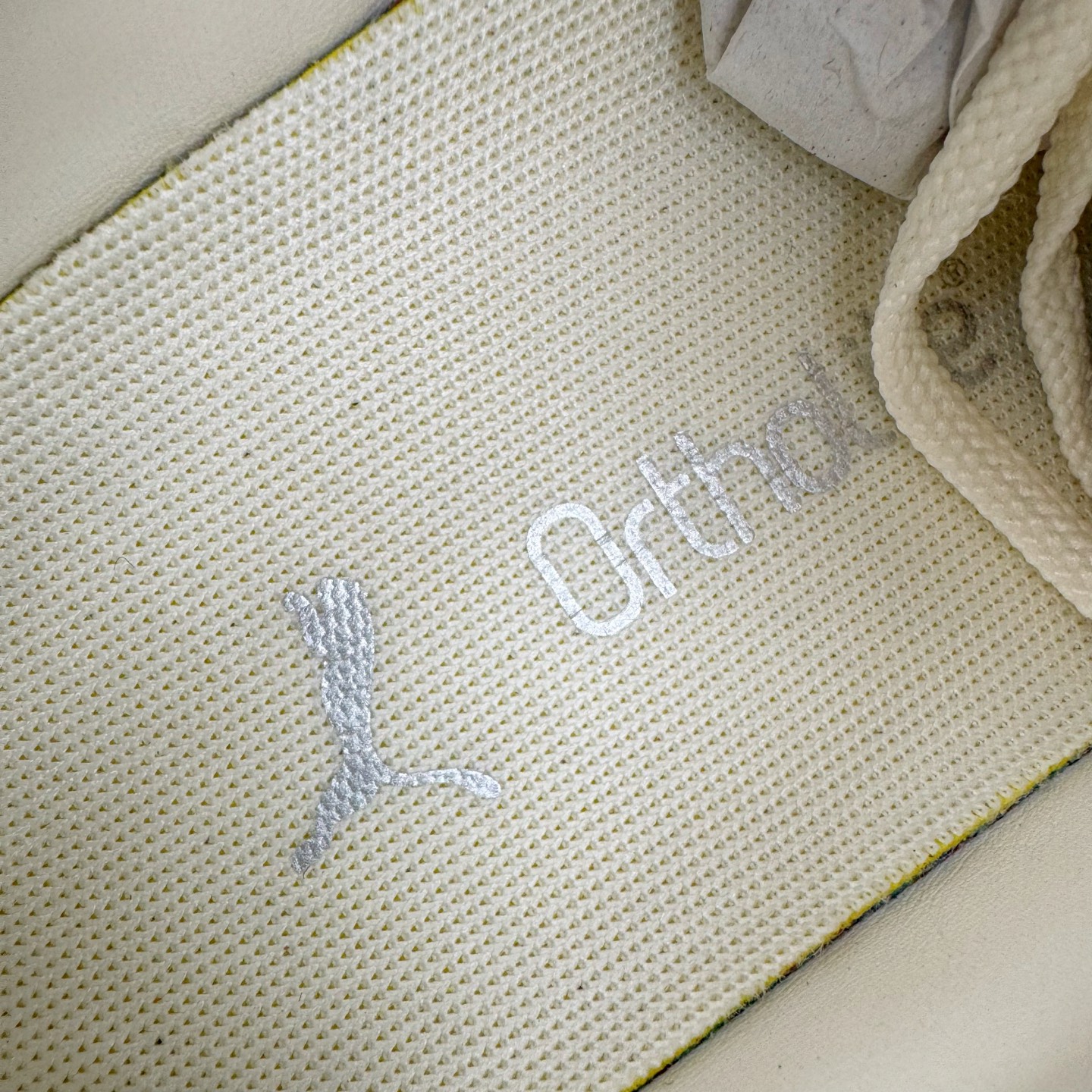 图片[20]-＃HP纯原 Open YY x Puma Speedca OG 彪马极速赛车系列低帮德训风拼接复古百搭休闲运动赛车鞋 OPEN YY x Puma Speedcat，成为韩国 2024 年至今最热鞋款，引发本地玩家排队疯抢，而缔造者之一 OPEN YY 早已席卷韩国时尚圈，并正试图用 Puma 联名等方式，将「首尔辣妹美学」带向全球。本次与「首尔辣妹衣柜」 OPEN YY 联名，发售之外还在乐天世界购物中心举办 POP UP，时尚博主纷纷到场打卡，让 Puma 的「IT Shoes」进一步拓展韩国市场，本次共发售 3 款配色，粉金、沙银更受女玩家喜爱，用以搭配裙装、运动裤，黑银则低调前卫，且男码几乎无溢价；而让不少玩家「提前种草」的，则是 OPEN YY 示范的「彩色丝袜 blokette 混搭」，配合干燥迷幻的亚文化氛围，成为不少女生的「新搭配指南」， POP UP 现场和近两天的社媒上脚图中，不少玩家继续用本次联名 Speedcat 玩转 blokette，并强调 Speedcat 与其他平底运动鞋相比，更加前卫、性感；Speedcat 外，OPEN YY 还将 Puma 的 Tracksuit、复古运动外套等单品，融入自身的「首尔辣妹美学」， 千禧银、赛车印花设计，颇为符合当下首尔街头日常着装的审美，也同样在发售时受到追捧。尺码：35.5 36 37 37.5 38 38.5 39 40 40.5 41 42 42.5 43 44 45-选品中心