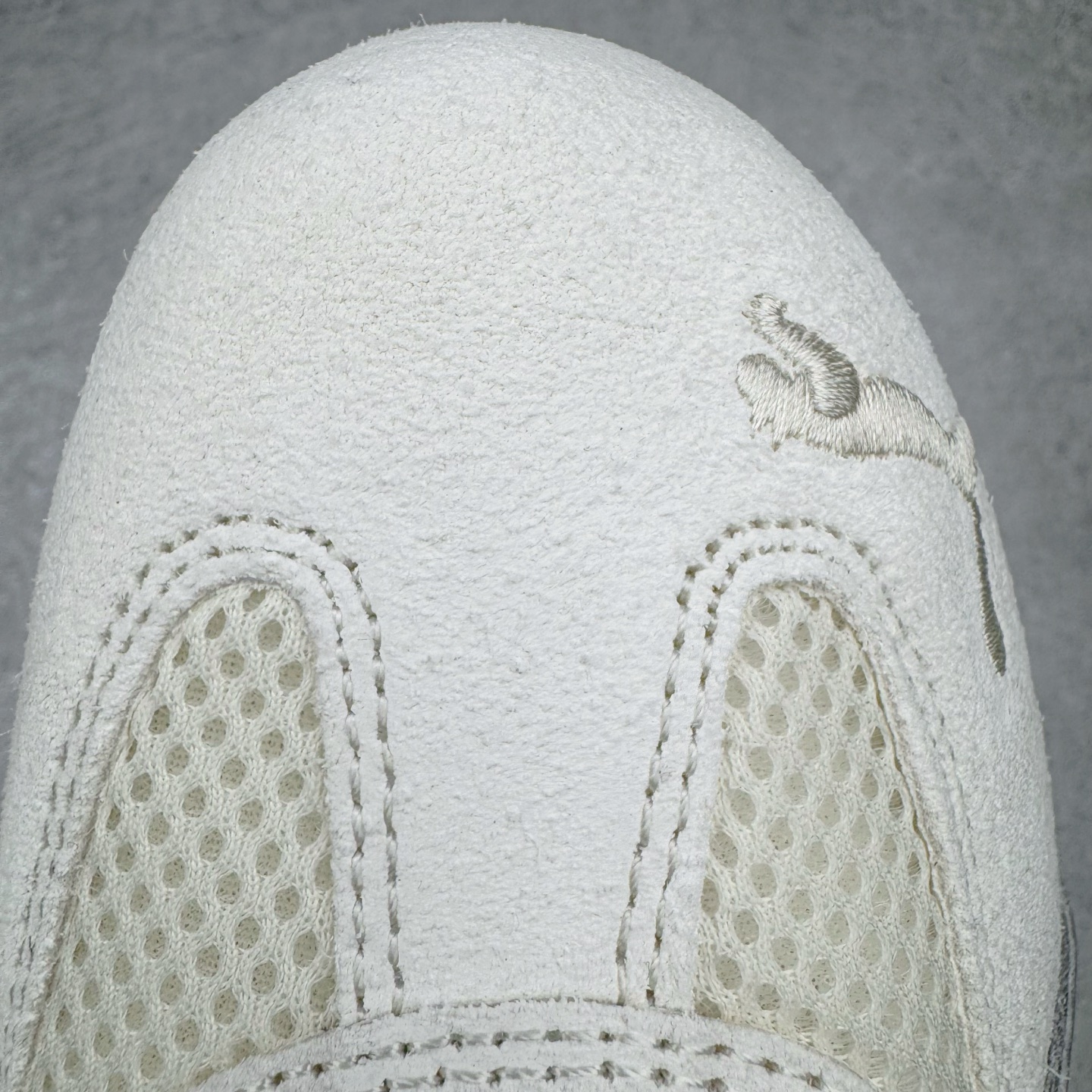 图片[17]-＃HP纯原 Open YY x Puma Speedca OG 彪马极速赛车系列低帮德训风拼接复古百搭休闲运动赛车鞋 OPEN YY x Puma Speedcat，成为韩国 2024 年至今最热鞋款，引发本地玩家排队疯抢，而缔造者之一 OPEN YY 早已席卷韩国时尚圈，并正试图用 Puma 联名等方式，将「首尔辣妹美学」带向全球。本次与「首尔辣妹衣柜」 OPEN YY 联名，发售之外还在乐天世界购物中心举办 POP UP，时尚博主纷纷到场打卡，让 Puma 的「IT Shoes」进一步拓展韩国市场，本次共发售 3 款配色，粉金、沙银更受女玩家喜爱，用以搭配裙装、运动裤，黑银则低调前卫，且男码几乎无溢价；而让不少玩家「提前种草」的，则是 OPEN YY 示范的「彩色丝袜 blokette 混搭」，配合干燥迷幻的亚文化氛围，成为不少女生的「新搭配指南」， POP UP 现场和近两天的社媒上脚图中，不少玩家继续用本次联名 Speedcat 玩转 blokette，并强调 Speedcat 与其他平底运动鞋相比，更加前卫、性感；Speedcat 外，OPEN YY 还将 Puma 的 Tracksuit、复古运动外套等单品，融入自身的「首尔辣妹美学」， 千禧银、赛车印花设计，颇为符合当下首尔街头日常着装的审美，也同样在发售时受到追捧。尺码：35.5 36 37 37.5 38 38.5 39 40 40.5 41 42 42.5 43 44 45-选品中心