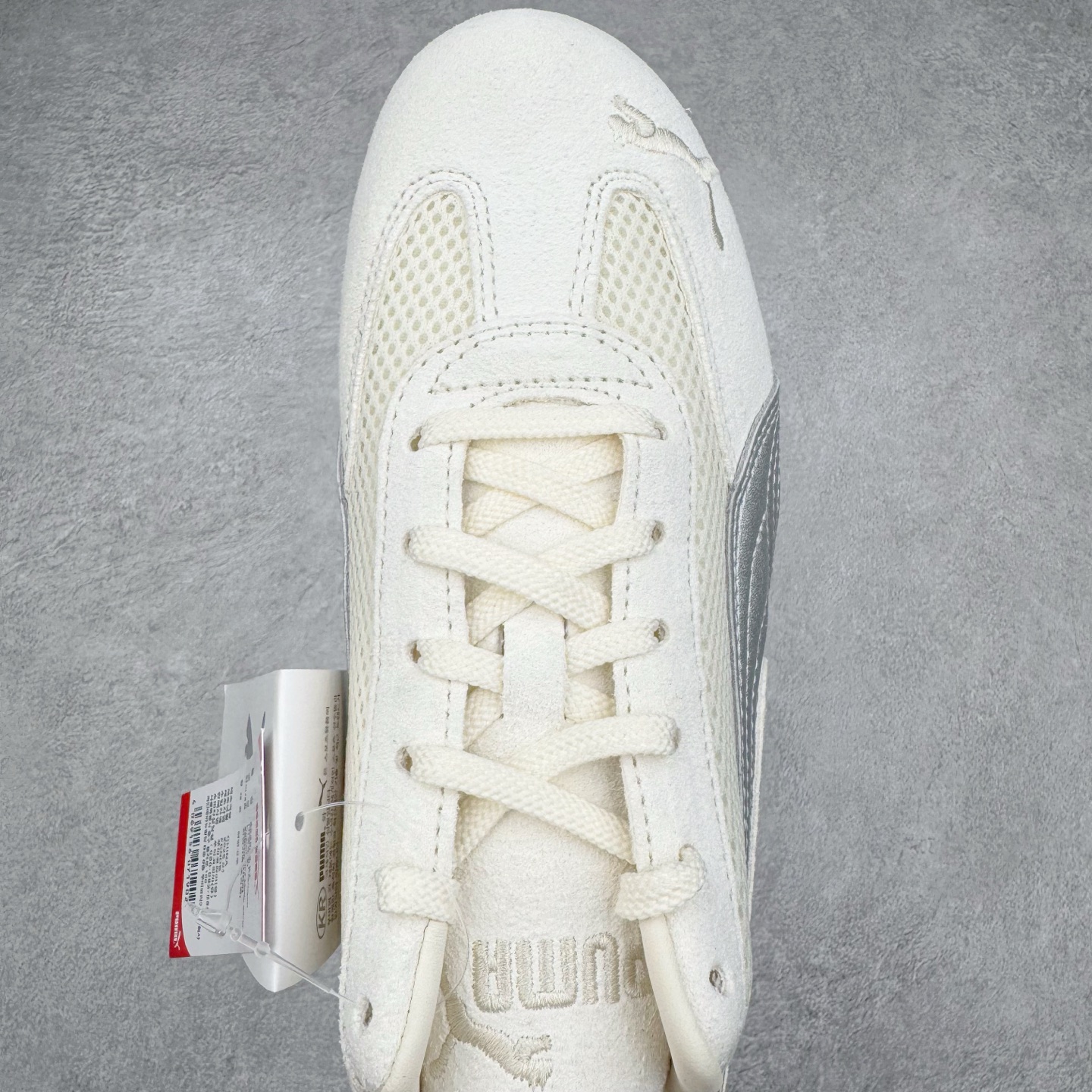 图片[4]-＃HP纯原 Open YY x Puma Speedca OG 彪马极速赛车系列低帮德训风拼接复古百搭休闲运动赛车鞋 OPEN YY x Puma Speedcat，成为韩国 2024 年至今最热鞋款，引发本地玩家排队疯抢，而缔造者之一 OPEN YY 早已席卷韩国时尚圈，并正试图用 Puma 联名等方式，将「首尔辣妹美学」带向全球。本次与「首尔辣妹衣柜」 OPEN YY 联名，发售之外还在乐天世界购物中心举办 POP UP，时尚博主纷纷到场打卡，让 Puma 的「IT Shoes」进一步拓展韩国市场，本次共发售 3 款配色，粉金、沙银更受女玩家喜爱，用以搭配裙装、运动裤，黑银则低调前卫，且男码几乎无溢价；而让不少玩家「提前种草」的，则是 OPEN YY 示范的「彩色丝袜 blokette 混搭」，配合干燥迷幻的亚文化氛围，成为不少女生的「新搭配指南」， POP UP 现场和近两天的社媒上脚图中，不少玩家继续用本次联名 Speedcat 玩转 blokette，并强调 Speedcat 与其他平底运动鞋相比，更加前卫、性感；Speedcat 外，OPEN YY 还将 Puma 的 Tracksuit、复古运动外套等单品，融入自身的「首尔辣妹美学」， 千禧银、赛车印花设计，颇为符合当下首尔街头日常着装的审美，也同样在发售时受到追捧。尺码：35.5 36 37 37.5 38 38.5 39 40 40.5 41 42 42.5 43 44 45-选品中心