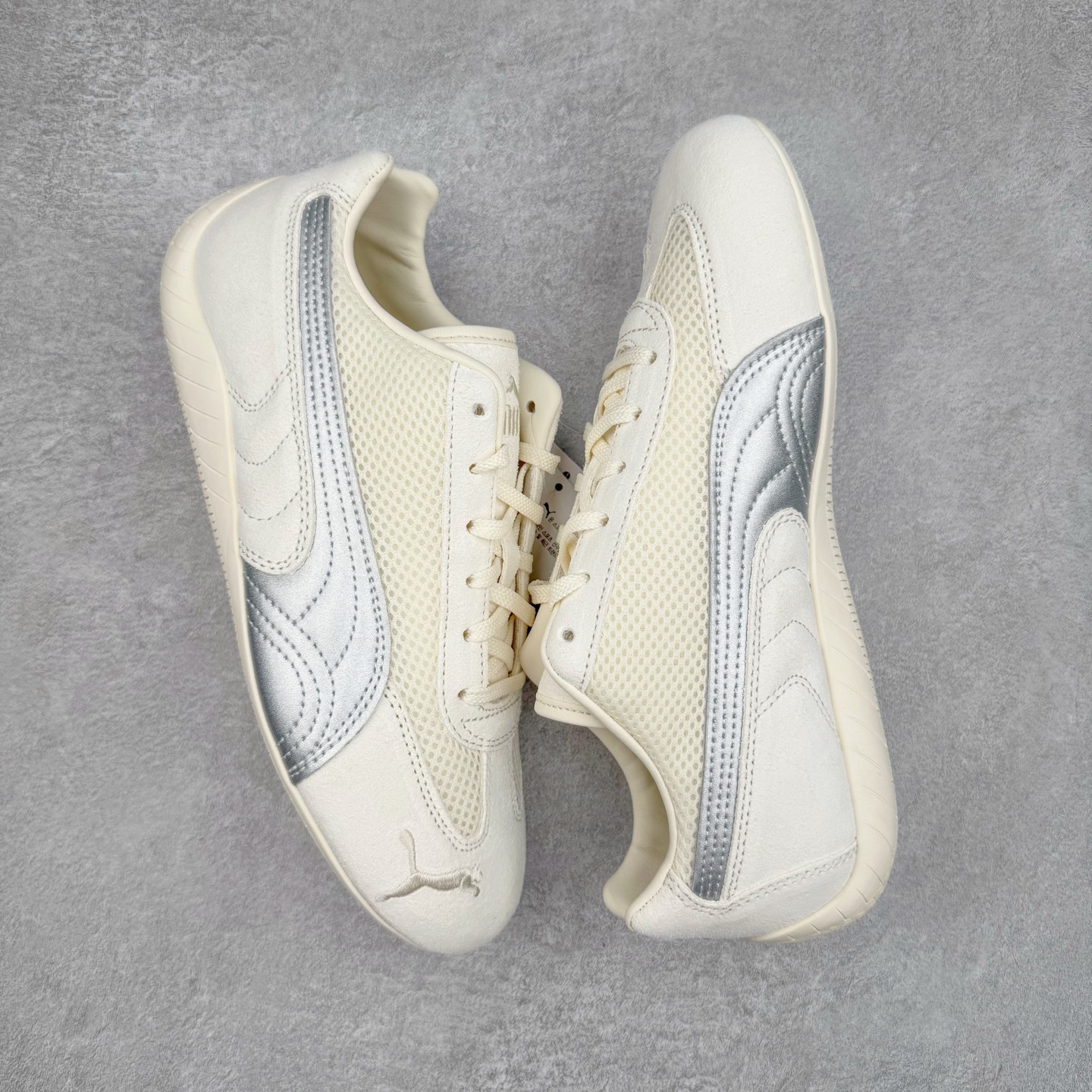 图片[3]-＃HP纯原 Open YY x Puma Speedca OG 彪马极速赛车系列低帮德训风拼接复古百搭休闲运动赛车鞋 OPEN YY x Puma Speedcat，成为韩国 2024 年至今最热鞋款，引发本地玩家排队疯抢，而缔造者之一 OPEN YY 早已席卷韩国时尚圈，并正试图用 Puma 联名等方式，将「首尔辣妹美学」带向全球。本次与「首尔辣妹衣柜」 OPEN YY 联名，发售之外还在乐天世界购物中心举办 POP UP，时尚博主纷纷到场打卡，让 Puma 的「IT Shoes」进一步拓展韩国市场，本次共发售 3 款配色，粉金、沙银更受女玩家喜爱，用以搭配裙装、运动裤，黑银则低调前卫，且男码几乎无溢价；而让不少玩家「提前种草」的，则是 OPEN YY 示范的「彩色丝袜 blokette 混搭」，配合干燥迷幻的亚文化氛围，成为不少女生的「新搭配指南」， POP UP 现场和近两天的社媒上脚图中，不少玩家继续用本次联名 Speedcat 玩转 blokette，并强调 Speedcat 与其他平底运动鞋相比，更加前卫、性感；Speedcat 外，OPEN YY 还将 Puma 的 Tracksuit、复古运动外套等单品，融入自身的「首尔辣妹美学」， 千禧银、赛车印花设计，颇为符合当下首尔街头日常着装的审美，也同样在发售时受到追捧。尺码：35.5 36 37 37.5 38 38.5 39 40 40.5 41 42 42.5 43 44 45-选品中心