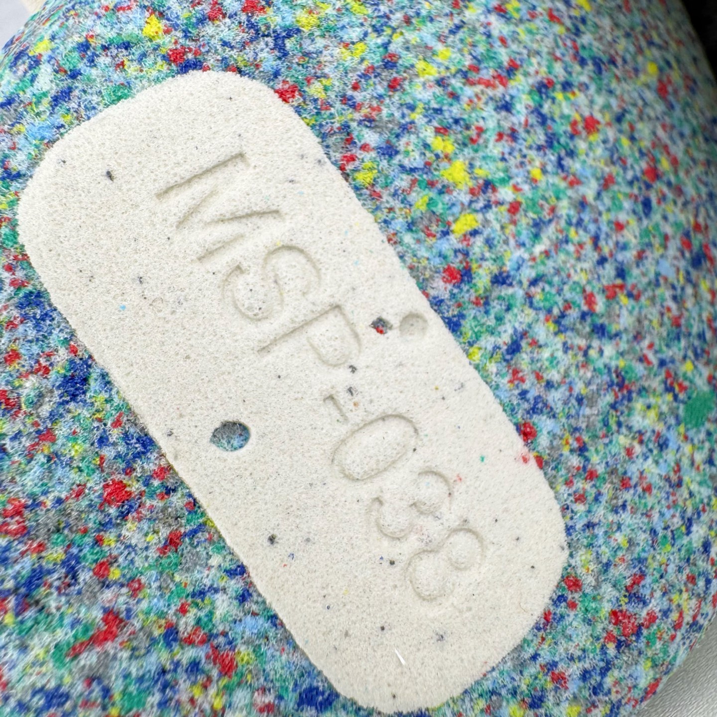 图片[19]-＃HP纯原 Open YY x Puma Speedca OG 彪马极速赛车系列低帮德训风拼接复古百搭休闲运动赛车鞋 OPEN YY x Puma Speedcat，成为韩国 2024 年至今最热鞋款，引发本地玩家排队疯抢，而缔造者之一 OPEN YY 早已席卷韩国时尚圈，并正试图用 Puma 联名等方式，将「首尔辣妹美学」带向全球。本次与「首尔辣妹衣柜」 OPEN YY 联名，发售之外还在乐天世界购物中心举办 POP UP，时尚博主纷纷到场打卡，让 Puma 的「IT Shoes」进一步拓展韩国市场，本次共发售 3 款配色，粉金、沙银更受女玩家喜爱，用以搭配裙装、运动裤，黑银则低调前卫，且男码几乎无溢价；而让不少玩家「提前种草」的，则是 OPEN YY 示范的「彩色丝袜 blokette 混搭」，配合干燥迷幻的亚文化氛围，成为不少女生的「新搭配指南」， POP UP 现场和近两天的社媒上脚图中，不少玩家继续用本次联名 Speedcat 玩转 blokette，并强调 Speedcat 与其他平底运动鞋相比，更加前卫、性感；Speedcat 外，OPEN YY 还将 Puma 的 Tracksuit、复古运动外套等单品，融入自身的「首尔辣妹美学」， 千禧银、赛车印花设计，颇为符合当下首尔街头日常着装的审美，也同样在发售时受到追捧。尺码：35.5 36 37 37.5 38 38.5 39 40 40.5 41 42 42.5 43 44 45-选品中心