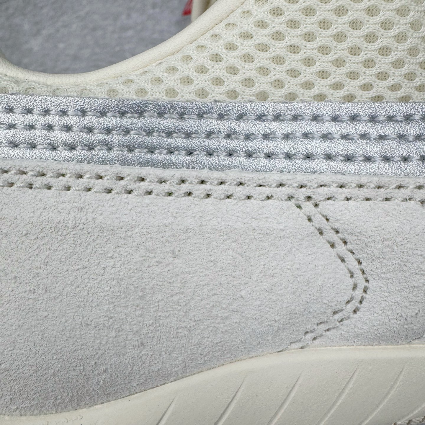 图片[14]-＃HP纯原 Open YY x Puma Speedca OG 彪马极速赛车系列低帮德训风拼接复古百搭休闲运动赛车鞋 OPEN YY x Puma Speedcat，成为韩国 2024 年至今最热鞋款，引发本地玩家排队疯抢，而缔造者之一 OPEN YY 早已席卷韩国时尚圈，并正试图用 Puma 联名等方式，将「首尔辣妹美学」带向全球。本次与「首尔辣妹衣柜」 OPEN YY 联名，发售之外还在乐天世界购物中心举办 POP UP，时尚博主纷纷到场打卡，让 Puma 的「IT Shoes」进一步拓展韩国市场，本次共发售 3 款配色，粉金、沙银更受女玩家喜爱，用以搭配裙装、运动裤，黑银则低调前卫，且男码几乎无溢价；而让不少玩家「提前种草」的，则是 OPEN YY 示范的「彩色丝袜 blokette 混搭」，配合干燥迷幻的亚文化氛围，成为不少女生的「新搭配指南」， POP UP 现场和近两天的社媒上脚图中，不少玩家继续用本次联名 Speedcat 玩转 blokette，并强调 Speedcat 与其他平底运动鞋相比，更加前卫、性感；Speedcat 外，OPEN YY 还将 Puma 的 Tracksuit、复古运动外套等单品，融入自身的「首尔辣妹美学」， 千禧银、赛车印花设计，颇为符合当下首尔街头日常着装的审美，也同样在发售时受到追捧。尺码：35.5 36 37 37.5 38 38.5 39 40 40.5 41 42 42.5 43 44 45-选品中心