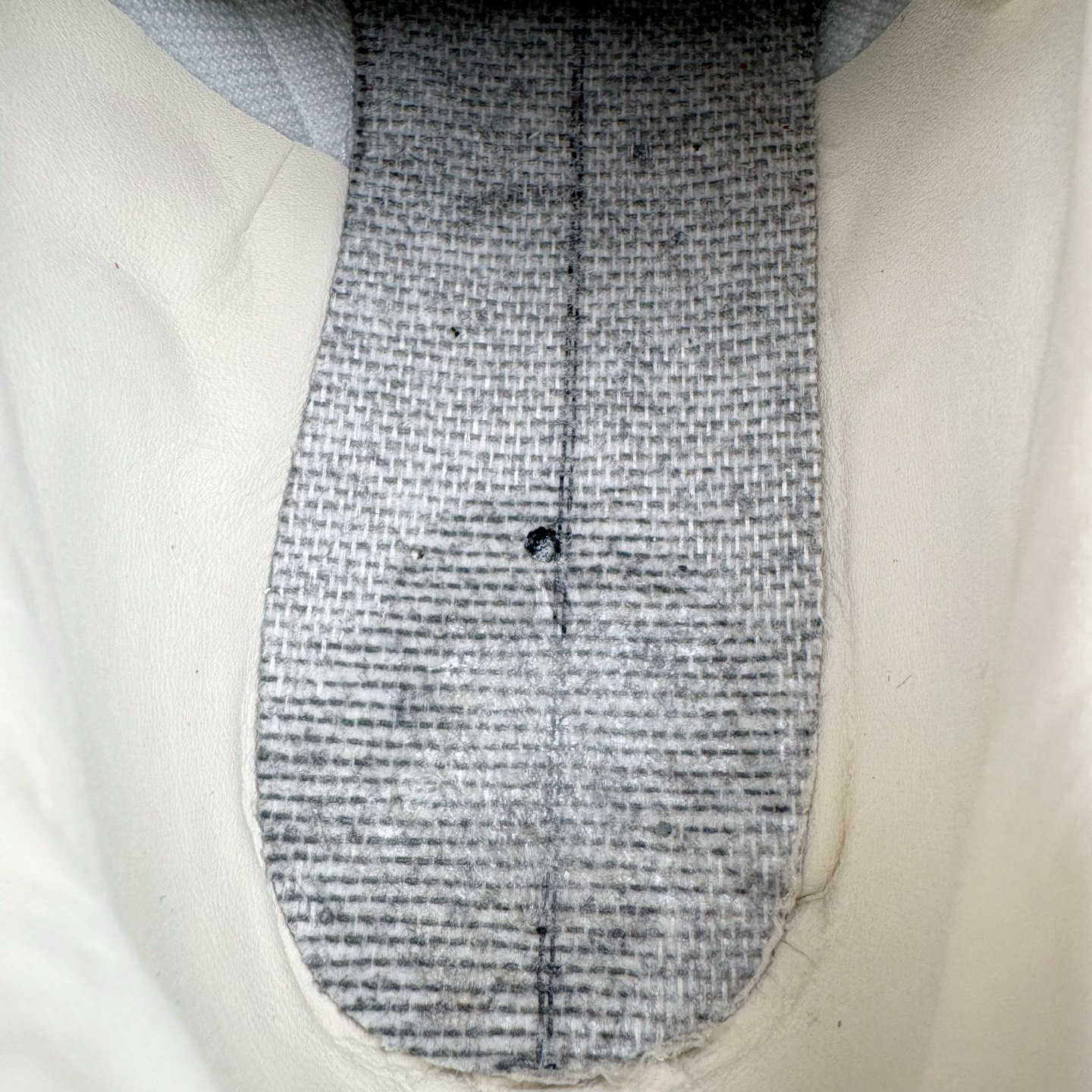 图片[18]-＃HP纯原 Open YY x Puma Speedca OG 彪马极速赛车系列低帮德训风拼接复古百搭休闲运动赛车鞋 OPEN YY x Puma Speedcat，成为韩国 2024 年至今最热鞋款，引发本地玩家排队疯抢，而缔造者之一 OPEN YY 早已席卷韩国时尚圈，并正试图用 Puma 联名等方式，将「首尔辣妹美学」带向全球。本次与「首尔辣妹衣柜」 OPEN YY 联名，发售之外还在乐天世界购物中心举办 POP UP，时尚博主纷纷到场打卡，让 Puma 的「IT Shoes」进一步拓展韩国市场，本次共发售 3 款配色，粉金、沙银更受女玩家喜爱，用以搭配裙装、运动裤，黑银则低调前卫，且男码几乎无溢价；而让不少玩家「提前种草」的，则是 OPEN YY 示范的「彩色丝袜 blokette 混搭」，配合干燥迷幻的亚文化氛围，成为不少女生的「新搭配指南」， POP UP 现场和近两天的社媒上脚图中，不少玩家继续用本次联名 Speedcat 玩转 blokette，并强调 Speedcat 与其他平底运动鞋相比，更加前卫、性感；Speedcat 外，OPEN YY 还将 Puma 的 Tracksuit、复古运动外套等单品，融入自身的「首尔辣妹美学」， 千禧银、赛车印花设计，颇为符合当下首尔街头日常着装的审美，也同样在发售时受到追捧。尺码：35.5 36 37 37.5 38 38.5 39 40 40.5 41 42 42.5 43 44 45-选品中心