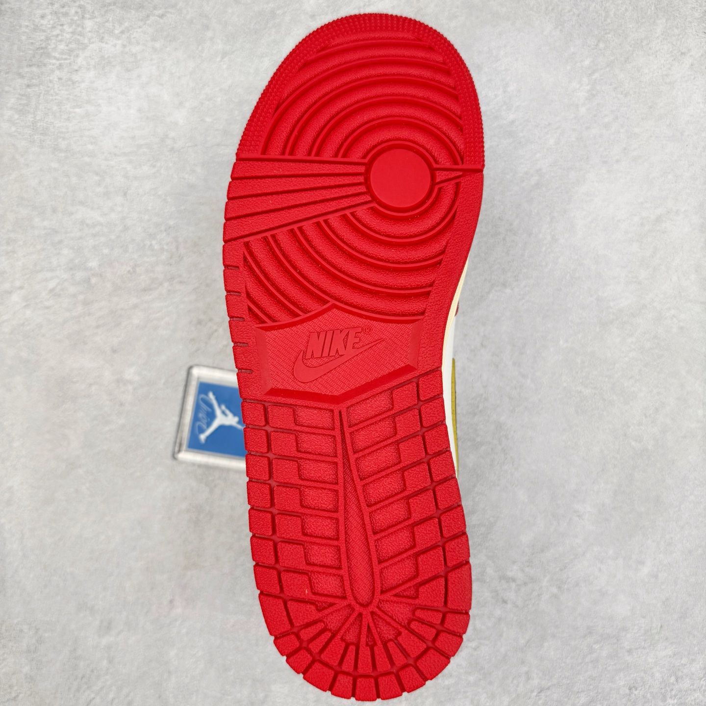 图片[9]-＃XP纯原 Union x Air Jordan AJ1 Retro High NRG 联名四色拼接灰白红 HV8563-600 原盒原配 原厂拉帮工艺 针距密度一致 全新升级网板中底 原楦原纸板开发 后跟弧度收口自然不对折 极致一眼正品既视感 原厂皮料 进口玻璃冲刀皮料裁剪零毛边 承诺百分百一致原鞋 全鞋电脑针车工艺 鞋面清洁度最高QC检验标准 控制溢胶 飞翼3D高频深度立体 鞋盒、防尘纸 均采购来自原厂 尺码：36 36.5 37.5 38 38.5 39 40 40.5 41 42 42.5 43 44 44.5 45 46 47.5-选品中心