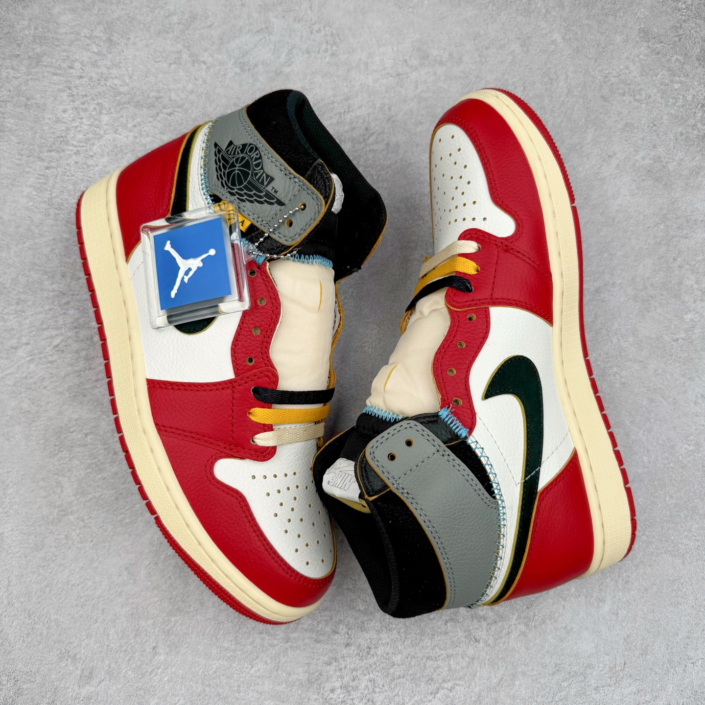 图片[3]-＃XP纯原 Union x Air Jordan AJ1 Retro High NRG 联名四色拼接灰白红 HV8563-600 原盒原配 原厂拉帮工艺 针距密度一致 全新升级网板中底 原楦原纸板开发 后跟弧度收口自然不对折 极致一眼正品既视感 原厂皮料 进口玻璃冲刀皮料裁剪零毛边 承诺百分百一致原鞋 全鞋电脑针车工艺 鞋面清洁度最高QC检验标准 控制溢胶 飞翼3D高频深度立体 鞋盒、防尘纸 均采购来自原厂 尺码：36 36.5 37.5 38 38.5 39 40 40.5 41 42 42.5 43 44 44.5 45 46 47.5-选品中心