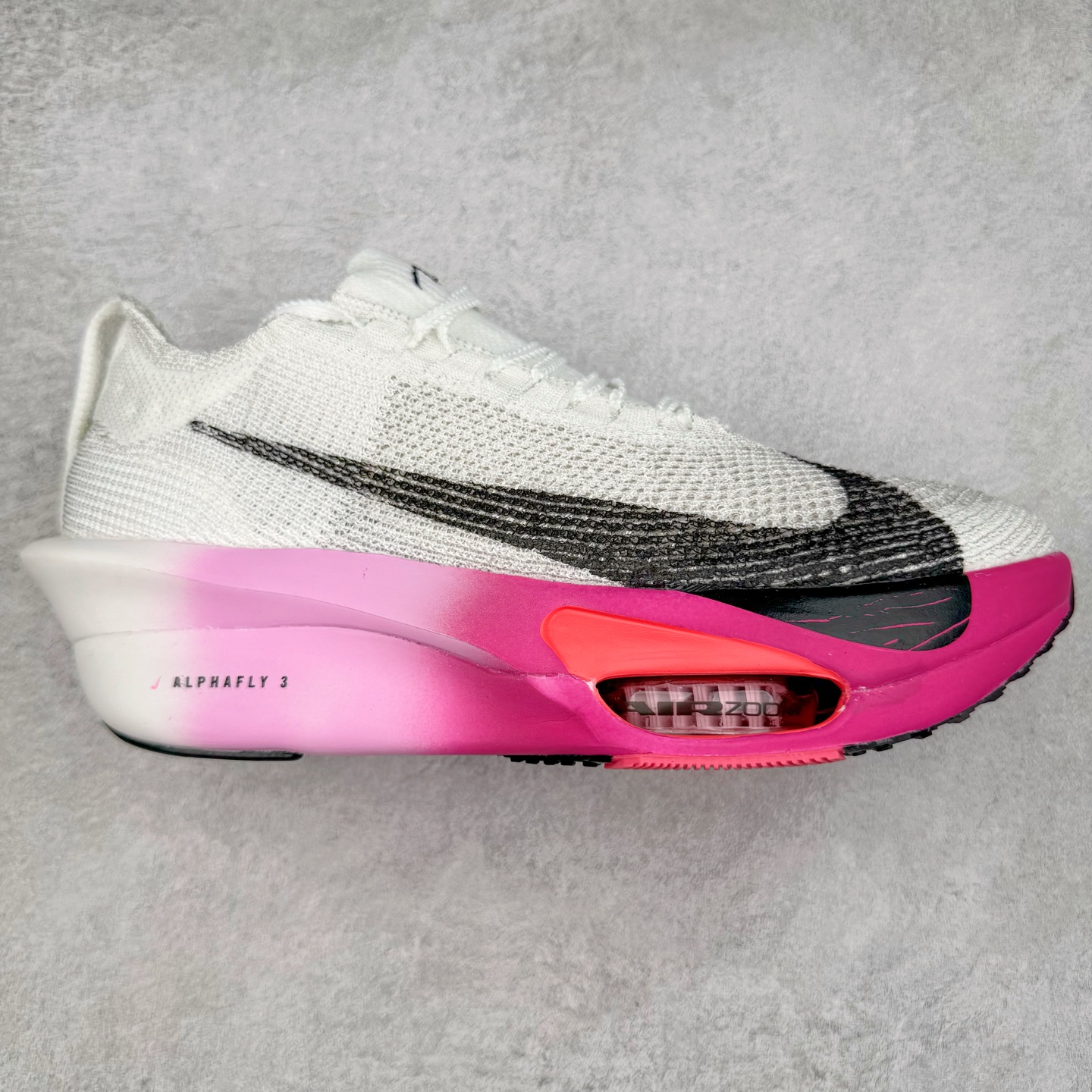 图片[11]-NK Air Zoom Alphafly NEXT% 3 2024全新马拉松超级跑鞋 有史以来最轻盈、测试次数最多的NK Alphafly 经过精英马拉松运动员的测试验证 并搭载Air Zoom气垫 旨在助力跑者实现突破 取得更佳的成绩 在开发过程中 Alphafly 3帮助耐克运动员凯尔文·基普图姆（Kelvin Kiptum）以2：00：35的成绩刷新了马拉松世界纪录 Alphafly的动力设计没有改变——Air Zoom气垫单元、Flyplate碳纤维板和ZoomX泡绵 但是整体系统的制作方法略有调整 优化和提升了对运动员的帮助 主要更新包括一体式鞋底 提供顺畅稳定的“后跟到脚趾”过渡；更宽的全长Flyplate碳纤维板提供稳定助推力 全新Fast Shot外底保证出色牵引力和抓地力 全新Atomknit 3.0鞋面提供更强的控制力、透气性和中足支撑力 尺码：36 36.5 37.5 38 38.5 39 40 40.5 41 42 42.5 43 44 44.5 45-选品中心