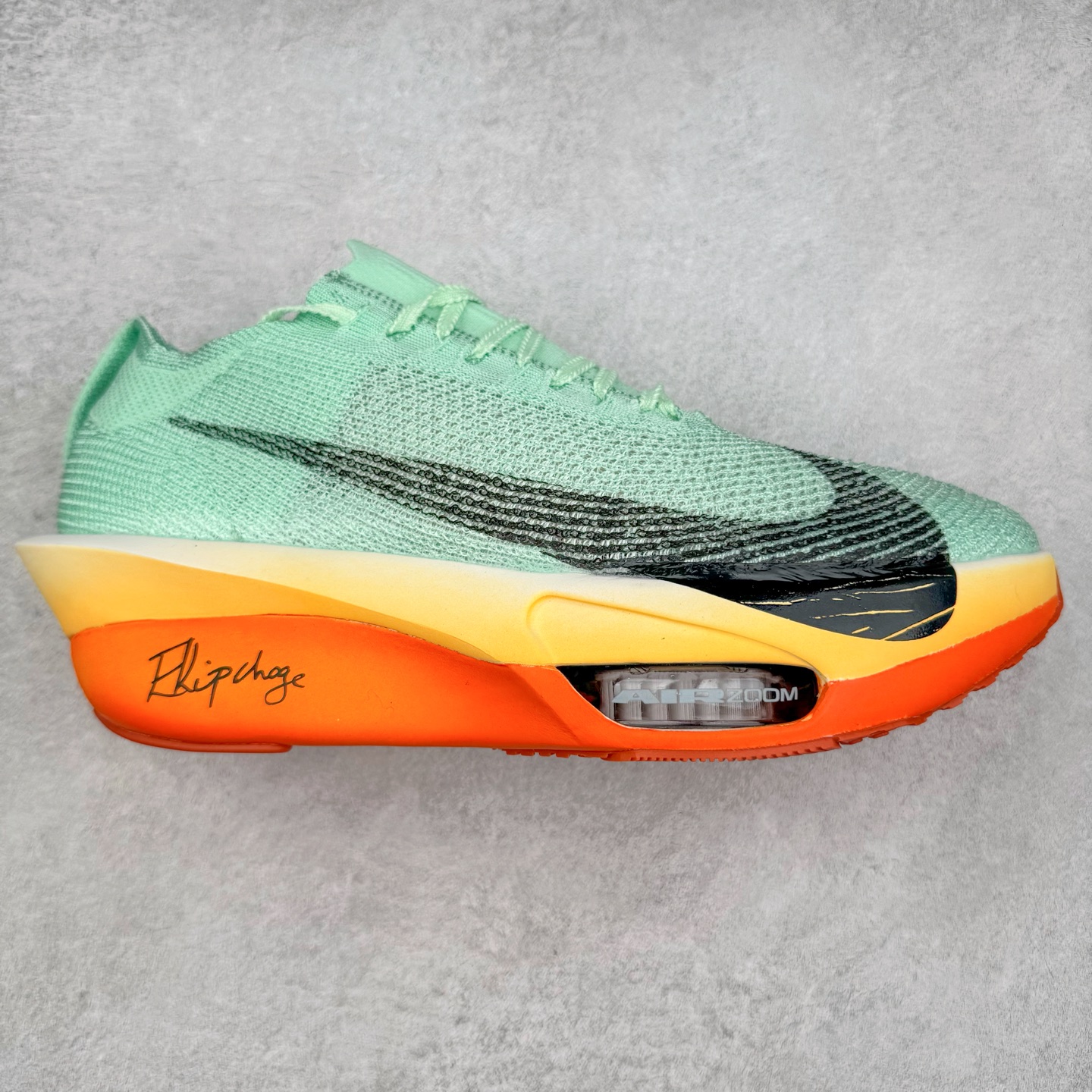 图片[3]-NK Air Zoom Alphafly NEXT% 3 2024全新马拉松超级跑鞋 有史以来最轻盈、测试次数最多的NK Alphafly 经过精英马拉松运动员的测试验证 并搭载Air Zoom气垫 旨在助力跑者实现突破 取得更佳的成绩 在开发过程中 Alphafly 3帮助耐克运动员凯尔文·基普图姆（Kelvin Kiptum）以2：00：35的成绩刷新了马拉松世界纪录 Alphafly的动力设计没有改变——Air Zoom气垫单元、Flyplate碳纤维板和ZoomX泡绵 但是整体系统的制作方法略有调整 优化和提升了对运动员的帮助 主要更新包括一体式鞋底 提供顺畅稳定的“后跟到脚趾”过渡；更宽的全长Flyplate碳纤维板提供稳定助推力 全新Fast Shot外底保证出色牵引力和抓地力 全新Atomknit 3.0鞋面提供更强的控制力、透气性和中足支撑力 尺码：36 36.5 37.5 38 38.5 39 40 40.5 41 42 42.5 43 44 44.5 45-选品中心