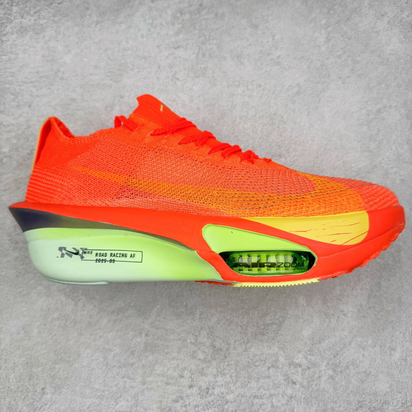 图片[4]-NK Air Zoom Alphafly NEXT% 3 2024全新马拉松超级跑鞋 有史以来最轻盈、测试次数最多的NK Alphafly 经过精英马拉松运动员的测试验证 并搭载Air Zoom气垫 旨在助力跑者实现突破 取得更佳的成绩 在开发过程中 Alphafly 3帮助耐克运动员凯尔文·基普图姆（Kelvin Kiptum）以2：00：35的成绩刷新了马拉松世界纪录 Alphafly的动力设计没有改变——Air Zoom气垫单元、Flyplate碳纤维板和ZoomX泡绵 但是整体系统的制作方法略有调整 优化和提升了对运动员的帮助 主要更新包括一体式鞋底 提供顺畅稳定的“后跟到脚趾”过渡；更宽的全长Flyplate碳纤维板提供稳定助推力 全新Fast Shot外底保证出色牵引力和抓地力 全新Atomknit 3.0鞋面提供更强的控制力、透气性和中足支撑力 尺码：36 36.5 37.5 38 38.5 39 40 40.5 41 42 42.5 43 44 44.5 45-选品中心