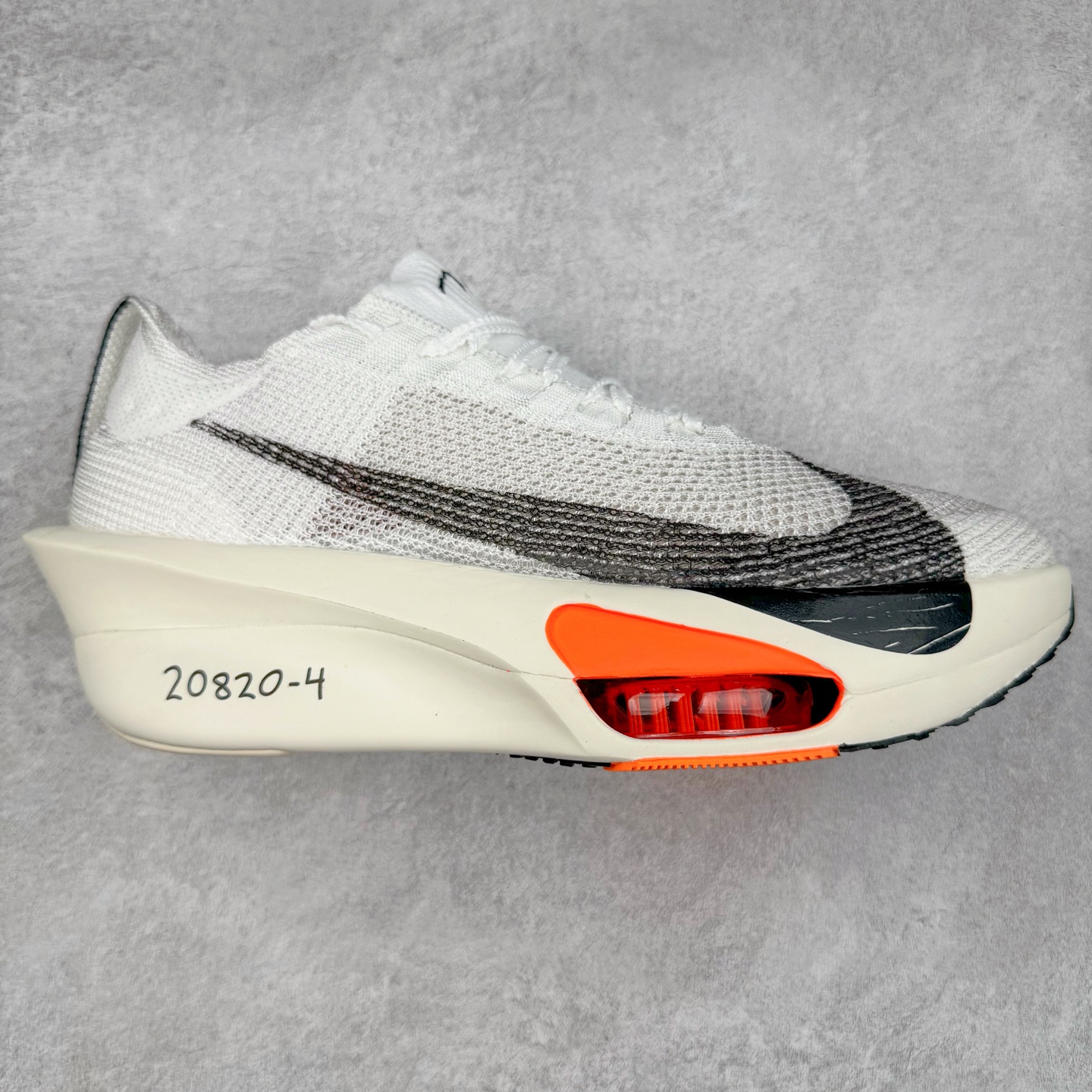 图片[10]-NK Air Zoom Alphafly NEXT% 3 2024全新马拉松超级跑鞋 有史以来最轻盈、测试次数最多的NK Alphafly 经过精英马拉松运动员的测试验证 并搭载Air Zoom气垫 旨在助力跑者实现突破 取得更佳的成绩 在开发过程中 Alphafly 3帮助耐克运动员凯尔文·基普图姆（Kelvin Kiptum）以2：00：35的成绩刷新了马拉松世界纪录 Alphafly的动力设计没有改变——Air Zoom气垫单元、Flyplate碳纤维板和ZoomX泡绵 但是整体系统的制作方法略有调整 优化和提升了对运动员的帮助 主要更新包括一体式鞋底 提供顺畅稳定的“后跟到脚趾”过渡；更宽的全长Flyplate碳纤维板提供稳定助推力 全新Fast Shot外底保证出色牵引力和抓地力 全新Atomknit 3.0鞋面提供更强的控制力、透气性和中足支撑力 尺码：36 36.5 37.5 38 38.5 39 40 40.5 41 42 42.5 43 44 44.5 45-选品中心