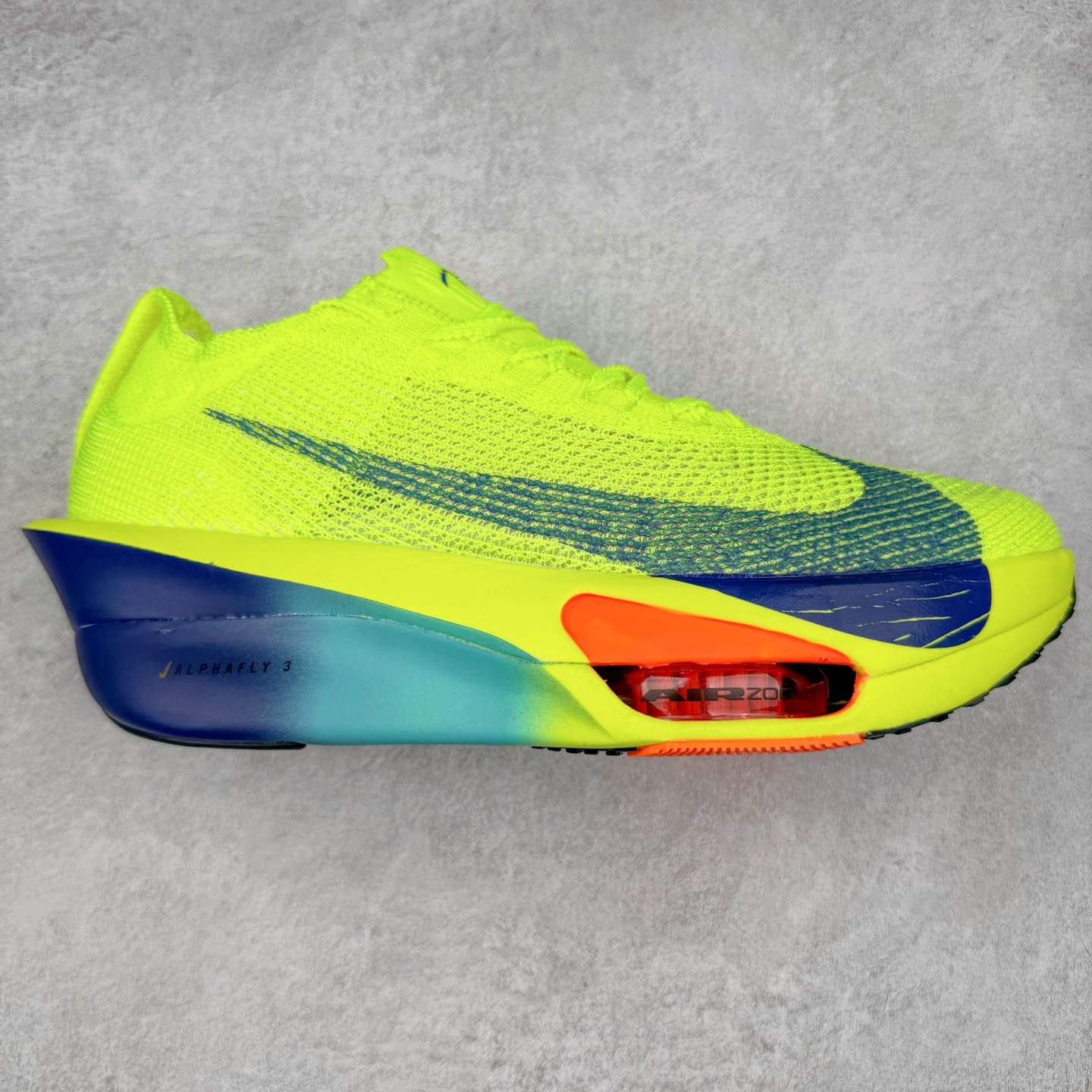 图片[2]-NK Air Zoom Alphafly NEXT% 3 2024全新马拉松超级跑鞋 有史以来最轻盈、测试次数最多的NK Alphafly 经过精英马拉松运动员的测试验证 并搭载Air Zoom气垫 旨在助力跑者实现突破 取得更佳的成绩 在开发过程中 Alphafly 3帮助耐克运动员凯尔文·基普图姆（Kelvin Kiptum）以2：00：35的成绩刷新了马拉松世界纪录 Alphafly的动力设计没有改变——Air Zoom气垫单元、Flyplate碳纤维板和ZoomX泡绵 但是整体系统的制作方法略有调整 优化和提升了对运动员的帮助 主要更新包括一体式鞋底 提供顺畅稳定的“后跟到脚趾”过渡；更宽的全长Flyplate碳纤维板提供稳定助推力 全新Fast Shot外底保证出色牵引力和抓地力 全新Atomknit 3.0鞋面提供更强的控制力、透气性和中足支撑力 尺码：36 36.5 37.5 38 38.5 39 40 40.5 41 42 42.5 43 44 44.5 45-选品中心