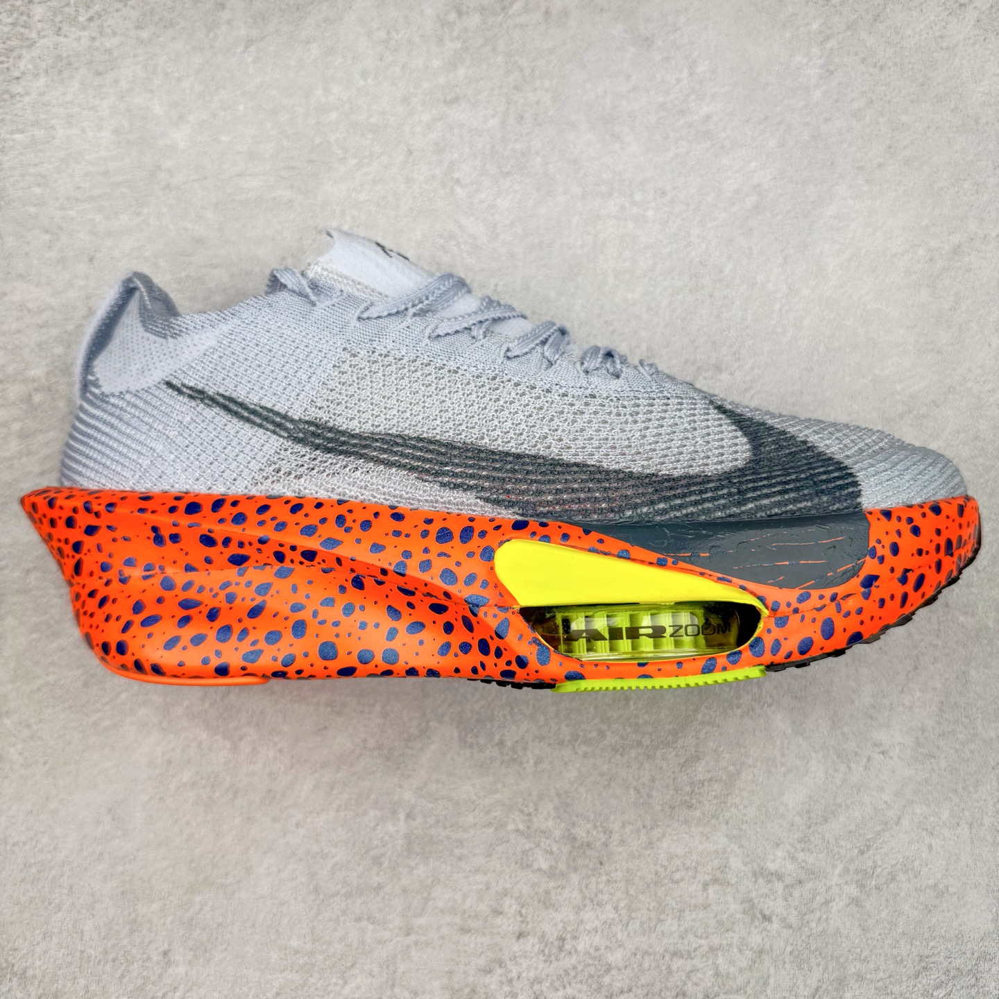 图片[6]-NK Air Zoom Alphafly NEXT% 3 2024全新马拉松超级跑鞋 有史以来最轻盈、测试次数最多的NK Alphafly 经过精英马拉松运动员的测试验证 并搭载Air Zoom气垫 旨在助力跑者实现突破 取得更佳的成绩 在开发过程中 Alphafly 3帮助耐克运动员凯尔文·基普图姆（Kelvin Kiptum）以2：00：35的成绩刷新了马拉松世界纪录 Alphafly的动力设计没有改变——Air Zoom气垫单元、Flyplate碳纤维板和ZoomX泡绵 但是整体系统的制作方法略有调整 优化和提升了对运动员的帮助 主要更新包括一体式鞋底 提供顺畅稳定的“后跟到脚趾”过渡；更宽的全长Flyplate碳纤维板提供稳定助推力 全新Fast Shot外底保证出色牵引力和抓地力 全新Atomknit 3.0鞋面提供更强的控制力、透气性和中足支撑力 尺码：36 36.5 37.5 38 38.5 39 40 40.5 41 42 42.5 43 44 44.5 45-选品中心