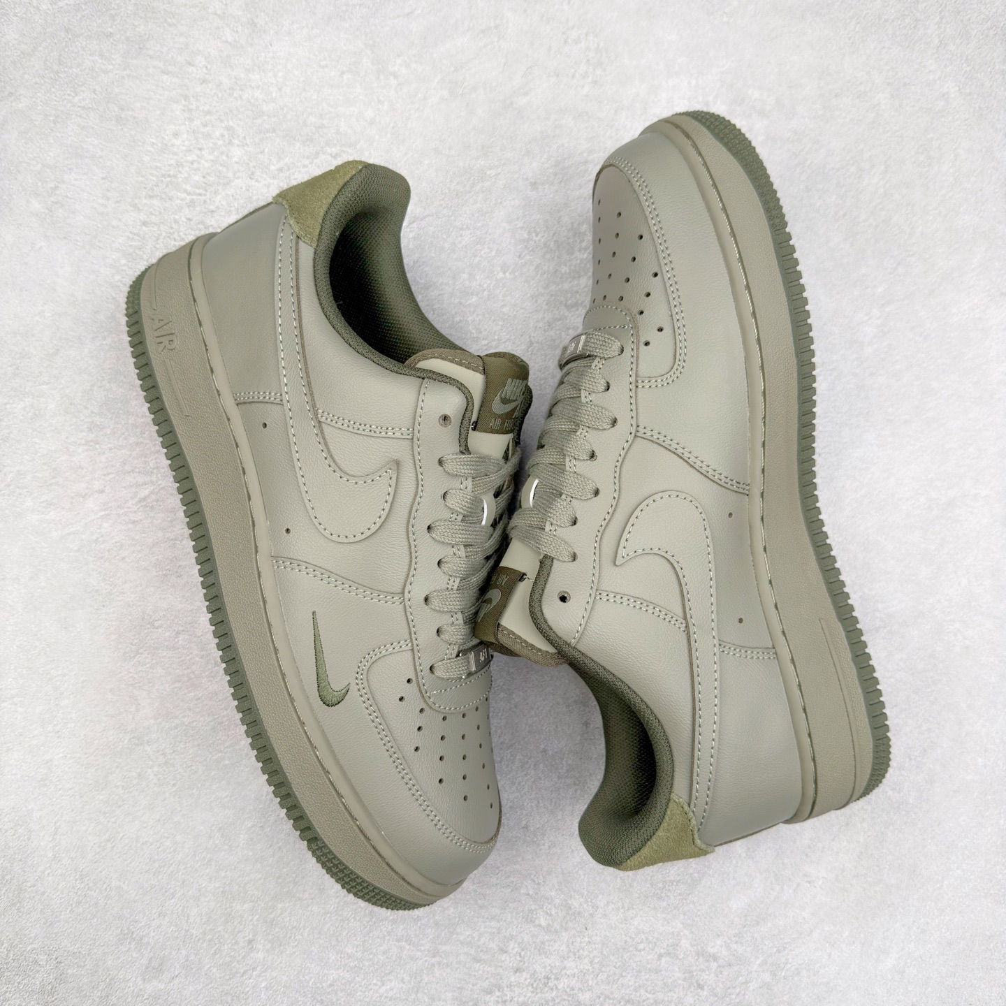 图片[3]-＃XT纯原 NK Air Force 1´07 Low 空军一号低帮百搭休闲运动板鞋 HM9483-300 顶级批次 2022全新楦头鞋型 鱼鳞大底 历时开发三个月 清洁度完美 二维码鞋标 内置芯片及solo气垫 大底高度及其弧度依照正品 钢印 logo刺绣 鞋口弧度 鞋头长度 鞋面冲孔 鞋垫背胶及钢印 完美鞋型对比正品 每一处都是细节满满 柔软、弹性十足的缓震性能和出色的中底设计 横跨复古与现代的外型结合 造就出风靡全球 三十多年的Force 1 直到今天还深受青睐 实拍调校N版已经零色差零失真 百分百还原实物色彩所见即所得 不存在货不对板色差等低级问题 选购参考实物拍摄 不混卖不参货 只用心做好货严格选品 承诺混一赔十 尺码：36 36.5 37.5 38 38.5 39 40 40.5 41 42 42.5 43 44 44.5 45-选品中心