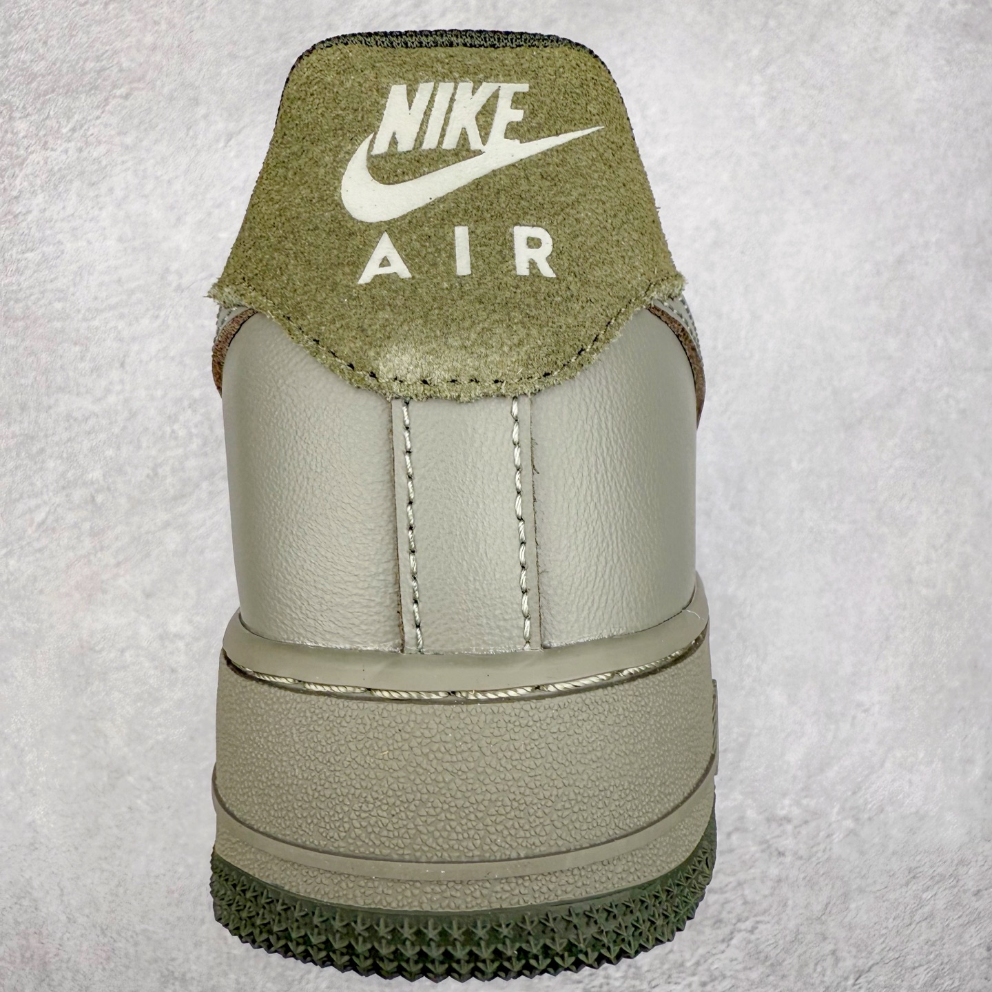 图片[8]-＃XT纯原 NK Air Force 1´07 Low 空军一号低帮百搭休闲运动板鞋 HM9483-300 顶级批次 2022全新楦头鞋型 鱼鳞大底 历时开发三个月 清洁度完美 二维码鞋标 内置芯片及solo气垫 大底高度及其弧度依照正品 钢印 logo刺绣 鞋口弧度 鞋头长度 鞋面冲孔 鞋垫背胶及钢印 完美鞋型对比正品 每一处都是细节满满 柔软、弹性十足的缓震性能和出色的中底设计 横跨复古与现代的外型结合 造就出风靡全球 三十多年的Force 1 直到今天还深受青睐 实拍调校N版已经零色差零失真 百分百还原实物色彩所见即所得 不存在货不对板色差等低级问题 选购参考实物拍摄 不混卖不参货 只用心做好货严格选品 承诺混一赔十 尺码：36 36.5 37.5 38 38.5 39 40 40.5 41 42 42.5 43 44 44.5 45-选品中心