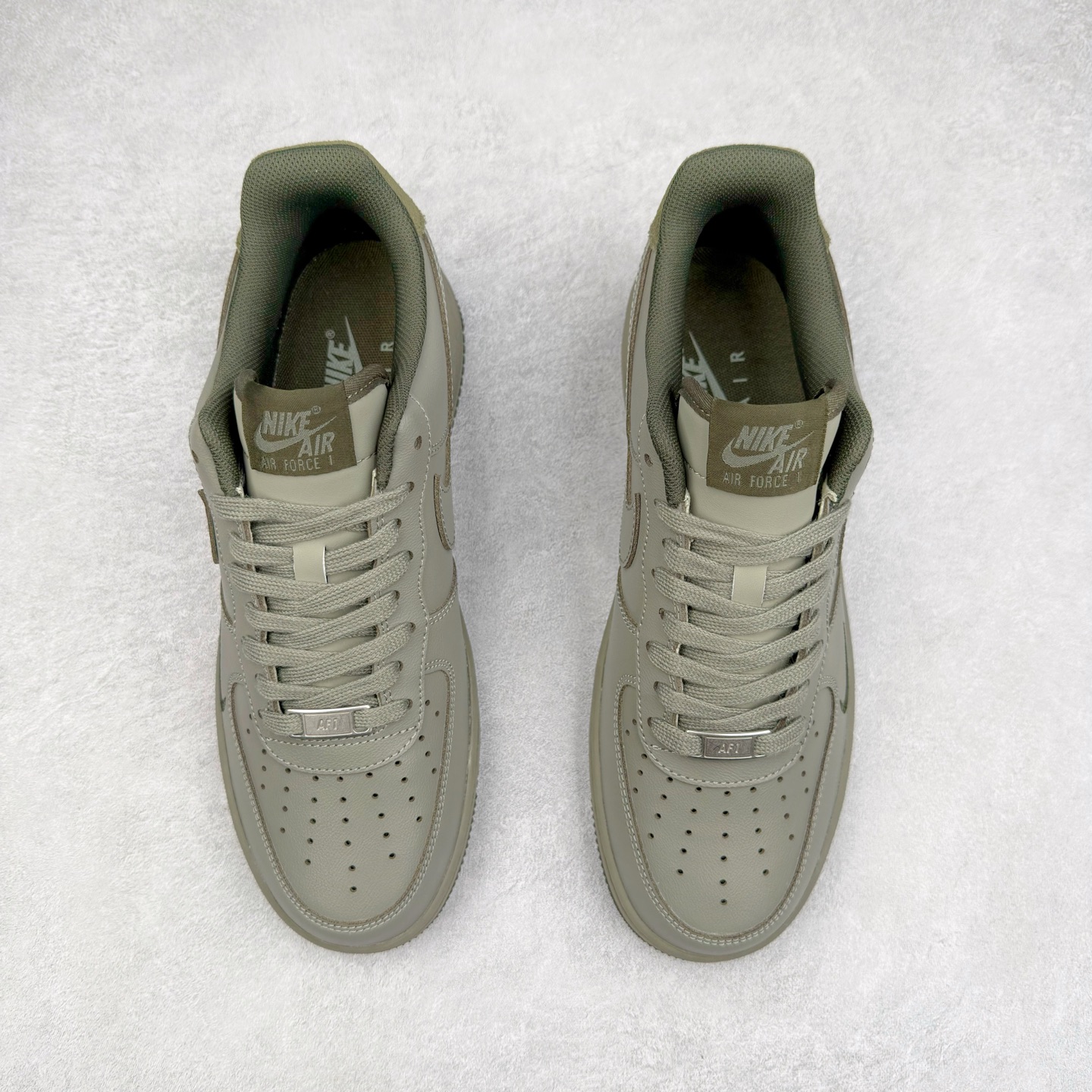 图片[2]-＃XT纯原 NK Air Force 1´07 Low 空军一号低帮百搭休闲运动板鞋 HM9483-300 顶级批次 2022全新楦头鞋型 鱼鳞大底 历时开发三个月 清洁度完美 二维码鞋标 内置芯片及solo气垫 大底高度及其弧度依照正品 钢印 logo刺绣 鞋口弧度 鞋头长度 鞋面冲孔 鞋垫背胶及钢印 完美鞋型对比正品 每一处都是细节满满 柔软、弹性十足的缓震性能和出色的中底设计 横跨复古与现代的外型结合 造就出风靡全球 三十多年的Force 1 直到今天还深受青睐 实拍调校N版已经零色差零失真 百分百还原实物色彩所见即所得 不存在货不对板色差等低级问题 选购参考实物拍摄 不混卖不参货 只用心做好货严格选品 承诺混一赔十 尺码：36 36.5 37.5 38 38.5 39 40 40.5 41 42 42.5 43 44 44.5 45-选品中心