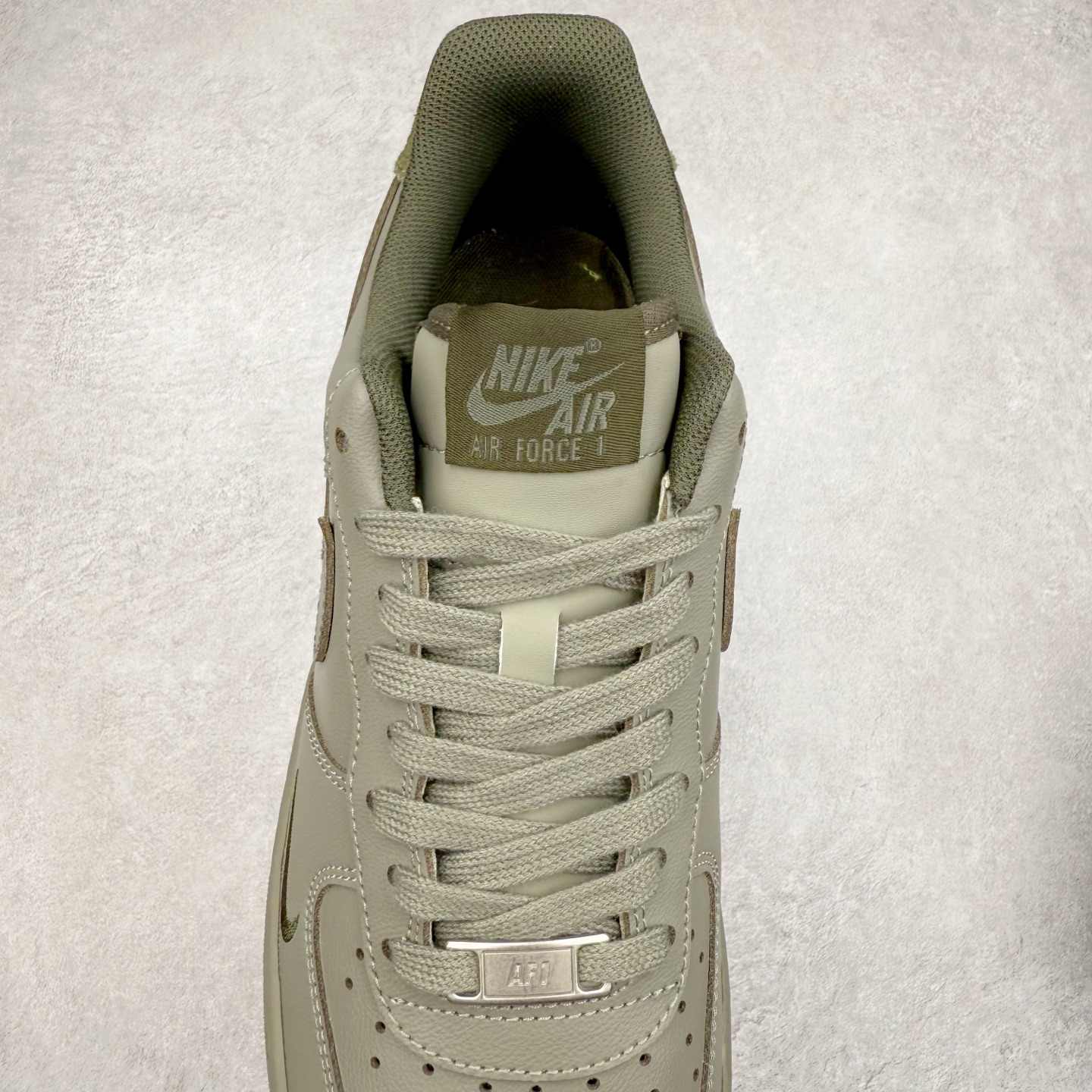 图片[5]-＃XT纯原 NK Air Force 1´07 Low 空军一号低帮百搭休闲运动板鞋 HM9483-300 顶级批次 2022全新楦头鞋型 鱼鳞大底 历时开发三个月 清洁度完美 二维码鞋标 内置芯片及solo气垫 大底高度及其弧度依照正品 钢印 logo刺绣 鞋口弧度 鞋头长度 鞋面冲孔 鞋垫背胶及钢印 完美鞋型对比正品 每一处都是细节满满 柔软、弹性十足的缓震性能和出色的中底设计 横跨复古与现代的外型结合 造就出风靡全球 三十多年的Force 1 直到今天还深受青睐 实拍调校N版已经零色差零失真 百分百还原实物色彩所见即所得 不存在货不对板色差等低级问题 选购参考实物拍摄 不混卖不参货 只用心做好货严格选品 承诺混一赔十 尺码：36 36.5 37.5 38 38.5 39 40 40.5 41 42 42.5 43 44 44.5 45-选品中心