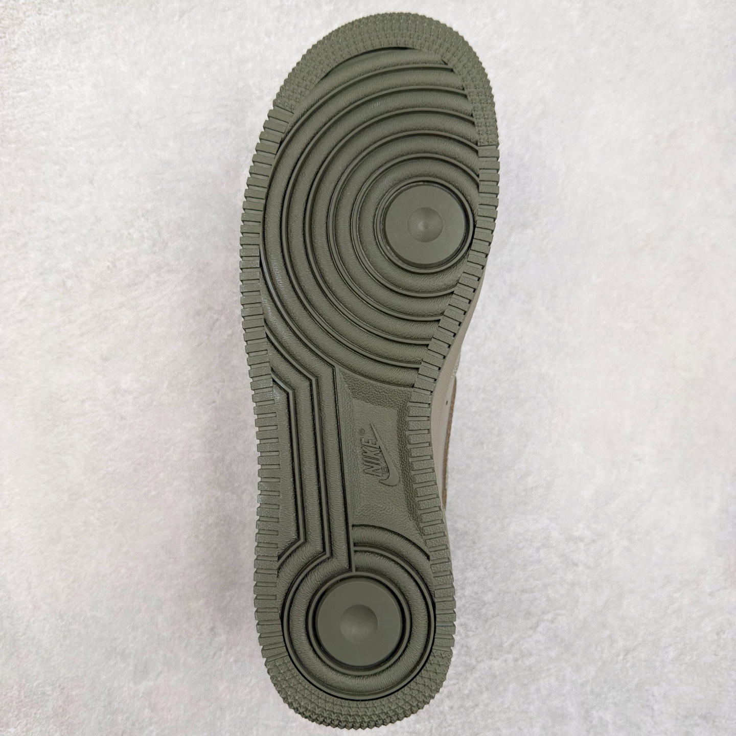 图片[9]-＃XT纯原 NK Air Force 1´07 Low 空军一号低帮百搭休闲运动板鞋 HM9483-300 顶级批次 2022全新楦头鞋型 鱼鳞大底 历时开发三个月 清洁度完美 二维码鞋标 内置芯片及solo气垫 大底高度及其弧度依照正品 钢印 logo刺绣 鞋口弧度 鞋头长度 鞋面冲孔 鞋垫背胶及钢印 完美鞋型对比正品 每一处都是细节满满 柔软、弹性十足的缓震性能和出色的中底设计 横跨复古与现代的外型结合 造就出风靡全球 三十多年的Force 1 直到今天还深受青睐 实拍调校N版已经零色差零失真 百分百还原实物色彩所见即所得 不存在货不对板色差等低级问题 选购参考实物拍摄 不混卖不参货 只用心做好货严格选品 承诺混一赔十 尺码：36 36.5 37.5 38 38.5 39 40 40.5 41 42 42.5 43 44 44.5 45-选品中心