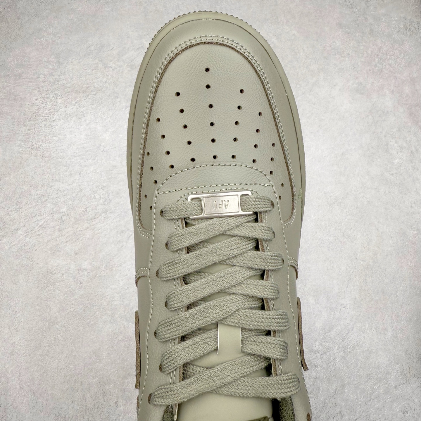 图片[4]-＃XT纯原 NK Air Force 1´07 Low 空军一号低帮百搭休闲运动板鞋 HM9483-300 顶级批次 2022全新楦头鞋型 鱼鳞大底 历时开发三个月 清洁度完美 二维码鞋标 内置芯片及solo气垫 大底高度及其弧度依照正品 钢印 logo刺绣 鞋口弧度 鞋头长度 鞋面冲孔 鞋垫背胶及钢印 完美鞋型对比正品 每一处都是细节满满 柔软、弹性十足的缓震性能和出色的中底设计 横跨复古与现代的外型结合 造就出风靡全球 三十多年的Force 1 直到今天还深受青睐 实拍调校N版已经零色差零失真 百分百还原实物色彩所见即所得 不存在货不对板色差等低级问题 选购参考实物拍摄 不混卖不参货 只用心做好货严格选品 承诺混一赔十 尺码：36 36.5 37.5 38 38.5 39 40 40.5 41 42 42.5 43 44 44.5 45-选品中心