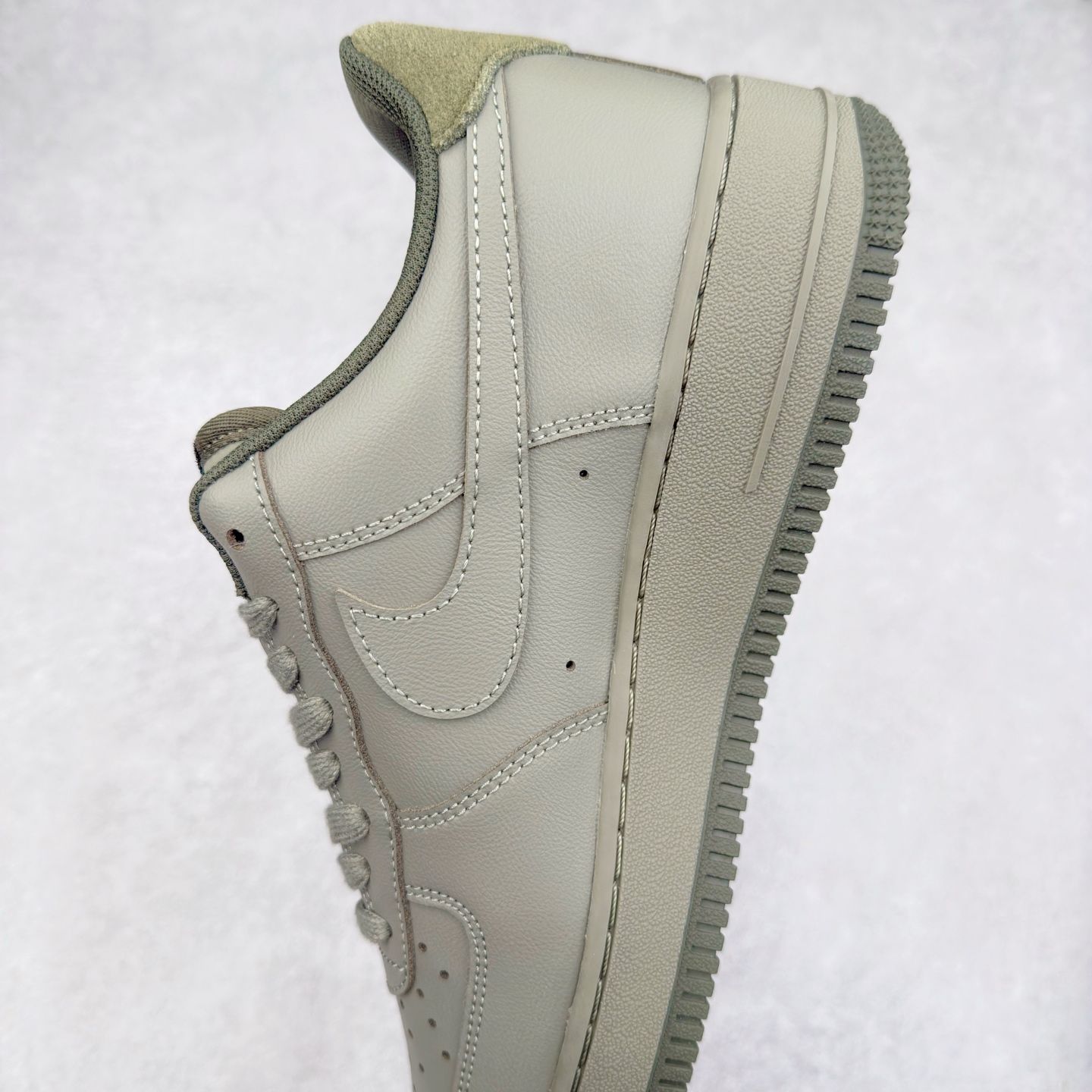 图片[7]-＃XT纯原 NK Air Force 1´07 Low 空军一号低帮百搭休闲运动板鞋 HM9483-300 顶级批次 2022全新楦头鞋型 鱼鳞大底 历时开发三个月 清洁度完美 二维码鞋标 内置芯片及solo气垫 大底高度及其弧度依照正品 钢印 logo刺绣 鞋口弧度 鞋头长度 鞋面冲孔 鞋垫背胶及钢印 完美鞋型对比正品 每一处都是细节满满 柔软、弹性十足的缓震性能和出色的中底设计 横跨复古与现代的外型结合 造就出风靡全球 三十多年的Force 1 直到今天还深受青睐 实拍调校N版已经零色差零失真 百分百还原实物色彩所见即所得 不存在货不对板色差等低级问题 选购参考实物拍摄 不混卖不参货 只用心做好货严格选品 承诺混一赔十 尺码：36 36.5 37.5 38 38.5 39 40 40.5 41 42 42.5 43 44 44.5 45-选品中心