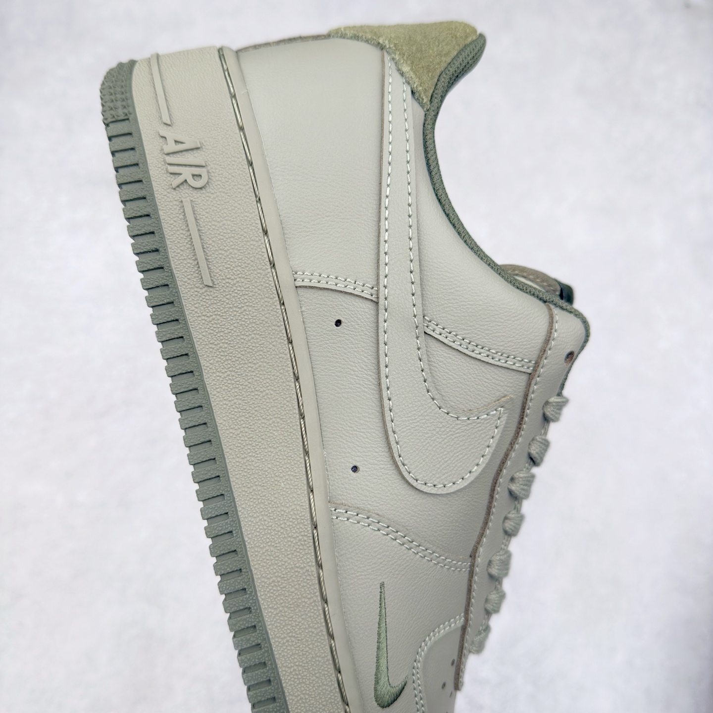 图片[6]-＃XT纯原 NK Air Force 1´07 Low 空军一号低帮百搭休闲运动板鞋 HM9483-300 顶级批次 2022全新楦头鞋型 鱼鳞大底 历时开发三个月 清洁度完美 二维码鞋标 内置芯片及solo气垫 大底高度及其弧度依照正品 钢印 logo刺绣 鞋口弧度 鞋头长度 鞋面冲孔 鞋垫背胶及钢印 完美鞋型对比正品 每一处都是细节满满 柔软、弹性十足的缓震性能和出色的中底设计 横跨复古与现代的外型结合 造就出风靡全球 三十多年的Force 1 直到今天还深受青睐 实拍调校N版已经零色差零失真 百分百还原实物色彩所见即所得 不存在货不对板色差等低级问题 选购参考实物拍摄 不混卖不参货 只用心做好货严格选品 承诺混一赔十 尺码：36 36.5 37.5 38 38.5 39 40 40.5 41 42 42.5 43 44 44.5 45-选品中心