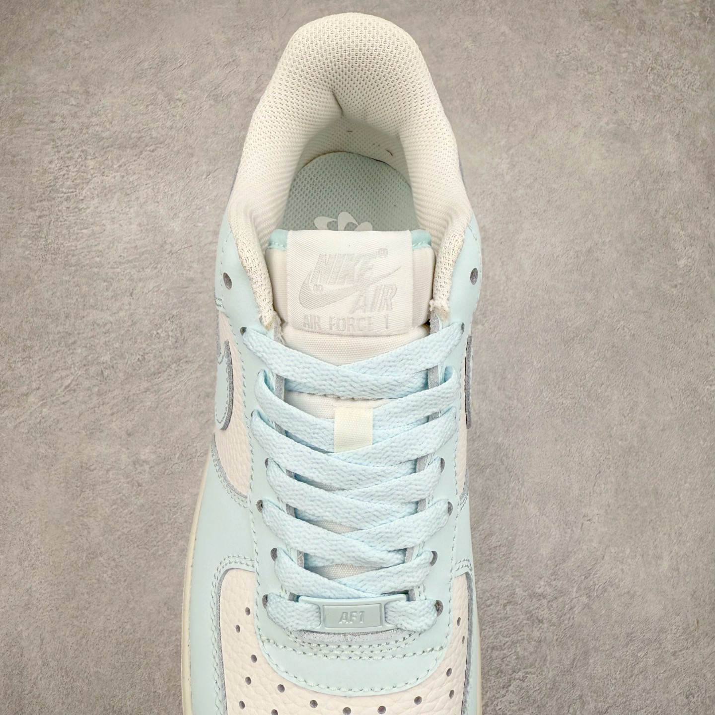 图片[5]-＃XT纯原 NK Air Force 1´07 Low 空军一号低帮百搭休闲运动板鞋 HF5385-400 顶级批次 2022全新楦头鞋型 鱼鳞大底 历时开发三个月 清洁度完美 二维码鞋标 内置芯片及solo气垫 大底高度及其弧度依照正品 钢印 logo刺绣 鞋口弧度 鞋头长度 鞋面冲孔 鞋垫背胶及钢印 完美鞋型对比正品 每一处都是细节满满 柔软、弹性十足的缓震性能和出色的中底设计 横跨复古与现代的外型结合 造就出风靡全球 三十多年的Force 1 直到今天还深受青睐 实拍调校N版已经零色差零失真 百分百还原实物色彩所见即所得 不存在货不对板色差等低级问题 选购参考实物拍摄 不混卖不参货 只用心做好货严格选品 承诺混一赔十 尺码：36 36.5 37.5 38 38.5 39 40 40.5 41 42 42.5 43 44 44.5 45-选品中心