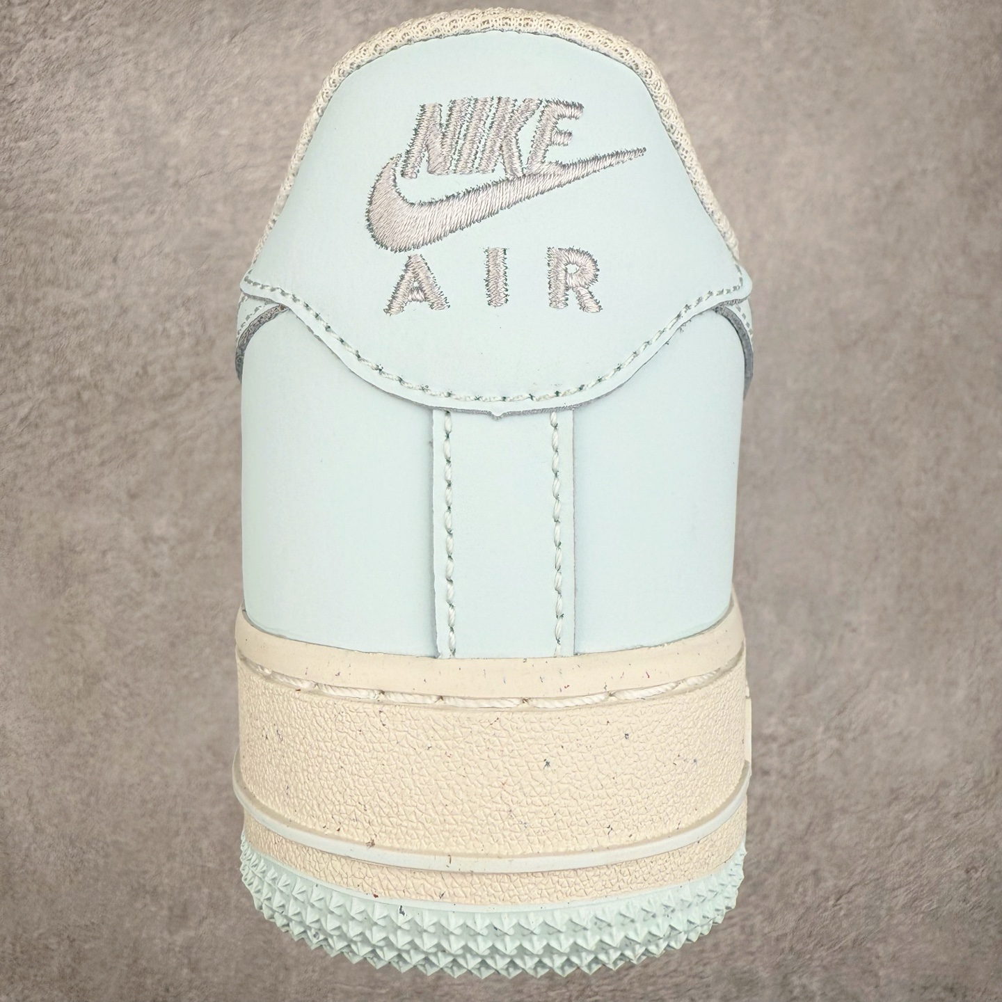 图片[8]-＃XT纯原 NK Air Force 1´07 Low 空军一号低帮百搭休闲运动板鞋 HF5385-400 顶级批次 2022全新楦头鞋型 鱼鳞大底 历时开发三个月 清洁度完美 二维码鞋标 内置芯片及solo气垫 大底高度及其弧度依照正品 钢印 logo刺绣 鞋口弧度 鞋头长度 鞋面冲孔 鞋垫背胶及钢印 完美鞋型对比正品 每一处都是细节满满 柔软、弹性十足的缓震性能和出色的中底设计 横跨复古与现代的外型结合 造就出风靡全球 三十多年的Force 1 直到今天还深受青睐 实拍调校N版已经零色差零失真 百分百还原实物色彩所见即所得 不存在货不对板色差等低级问题 选购参考实物拍摄 不混卖不参货 只用心做好货严格选品 承诺混一赔十 尺码：36 36.5 37.5 38 38.5 39 40 40.5 41 42 42.5 43 44 44.5 45-选品中心