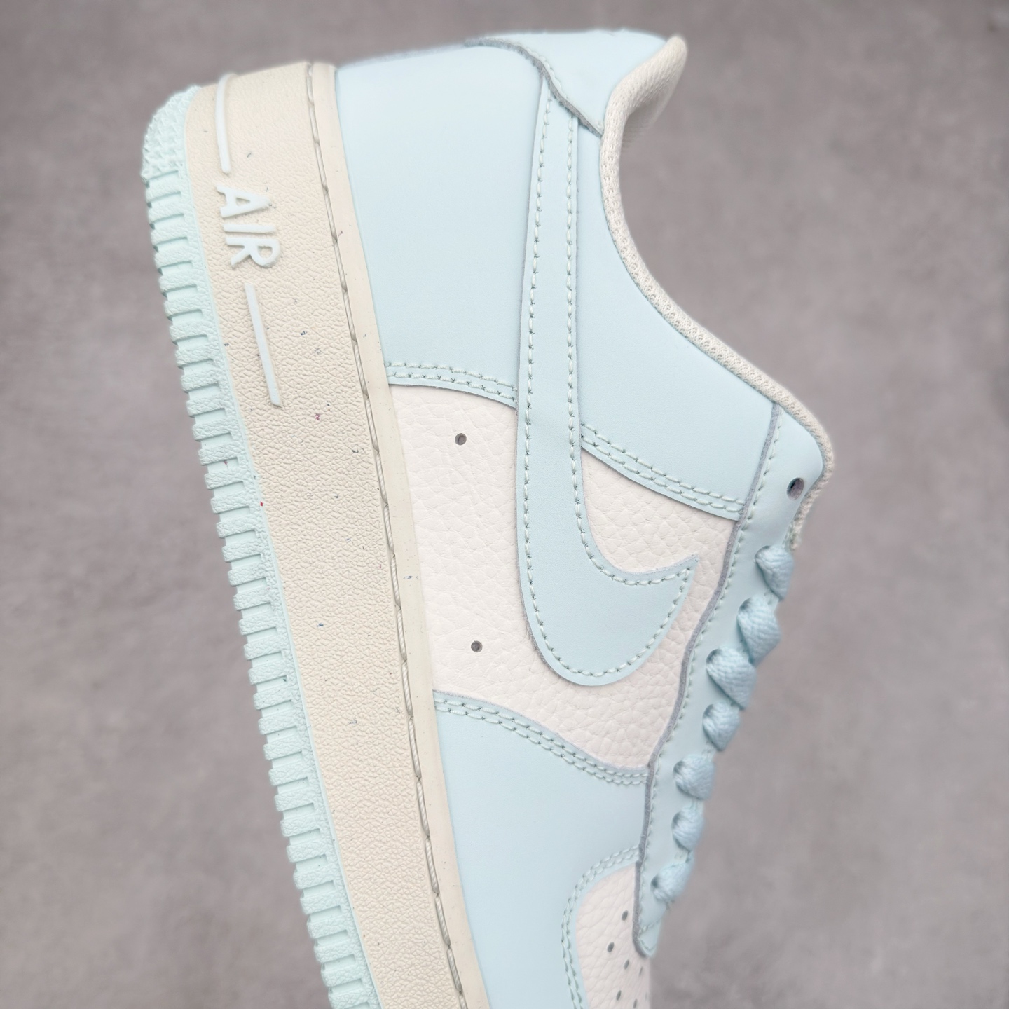 图片[6]-＃XT纯原 NK Air Force 1´07 Low 空军一号低帮百搭休闲运动板鞋 HF5385-400 顶级批次 2022全新楦头鞋型 鱼鳞大底 历时开发三个月 清洁度完美 二维码鞋标 内置芯片及solo气垫 大底高度及其弧度依照正品 钢印 logo刺绣 鞋口弧度 鞋头长度 鞋面冲孔 鞋垫背胶及钢印 完美鞋型对比正品 每一处都是细节满满 柔软、弹性十足的缓震性能和出色的中底设计 横跨复古与现代的外型结合 造就出风靡全球 三十多年的Force 1 直到今天还深受青睐 实拍调校N版已经零色差零失真 百分百还原实物色彩所见即所得 不存在货不对板色差等低级问题 选购参考实物拍摄 不混卖不参货 只用心做好货严格选品 承诺混一赔十 尺码：36 36.5 37.5 38 38.5 39 40 40.5 41 42 42.5 43 44 44.5 45-选品中心