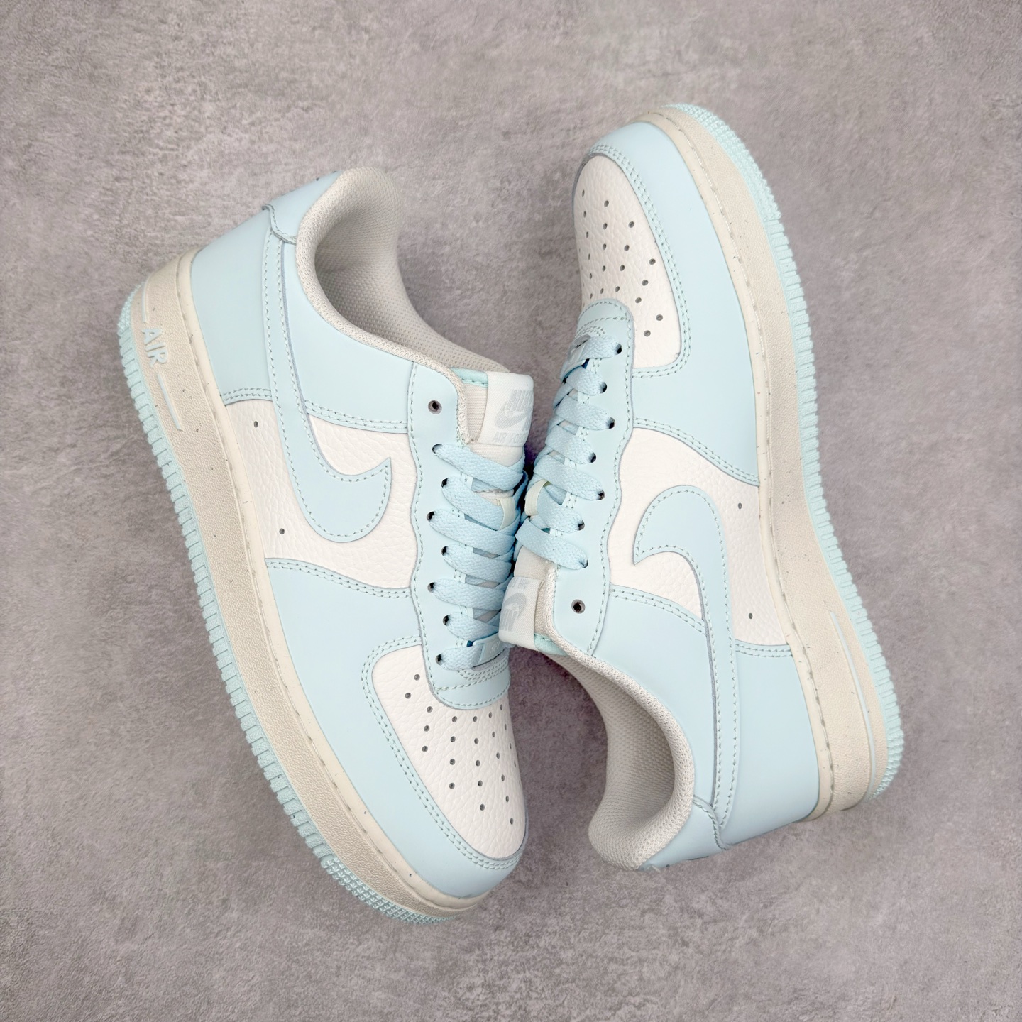 图片[3]-＃XT纯原 NK Air Force 1´07 Low 空军一号低帮百搭休闲运动板鞋 HF5385-400 顶级批次 2022全新楦头鞋型 鱼鳞大底 历时开发三个月 清洁度完美 二维码鞋标 内置芯片及solo气垫 大底高度及其弧度依照正品 钢印 logo刺绣 鞋口弧度 鞋头长度 鞋面冲孔 鞋垫背胶及钢印 完美鞋型对比正品 每一处都是细节满满 柔软、弹性十足的缓震性能和出色的中底设计 横跨复古与现代的外型结合 造就出风靡全球 三十多年的Force 1 直到今天还深受青睐 实拍调校N版已经零色差零失真 百分百还原实物色彩所见即所得 不存在货不对板色差等低级问题 选购参考实物拍摄 不混卖不参货 只用心做好货严格选品 承诺混一赔十 尺码：36 36.5 37.5 38 38.5 39 40 40.5 41 42 42.5 43 44 44.5 45-选品中心