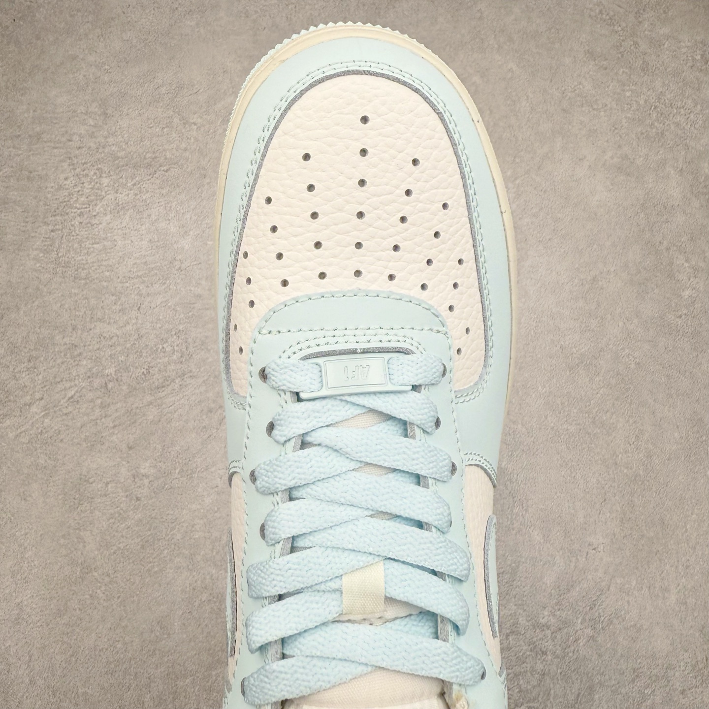 图片[4]-＃XT纯原 NK Air Force 1´07 Low 空军一号低帮百搭休闲运动板鞋 HF5385-400 顶级批次 2022全新楦头鞋型 鱼鳞大底 历时开发三个月 清洁度完美 二维码鞋标 内置芯片及solo气垫 大底高度及其弧度依照正品 钢印 logo刺绣 鞋口弧度 鞋头长度 鞋面冲孔 鞋垫背胶及钢印 完美鞋型对比正品 每一处都是细节满满 柔软、弹性十足的缓震性能和出色的中底设计 横跨复古与现代的外型结合 造就出风靡全球 三十多年的Force 1 直到今天还深受青睐 实拍调校N版已经零色差零失真 百分百还原实物色彩所见即所得 不存在货不对板色差等低级问题 选购参考实物拍摄 不混卖不参货 只用心做好货严格选品 承诺混一赔十 尺码：36 36.5 37.5 38 38.5 39 40 40.5 41 42 42.5 43 44 44.5 45-选品中心