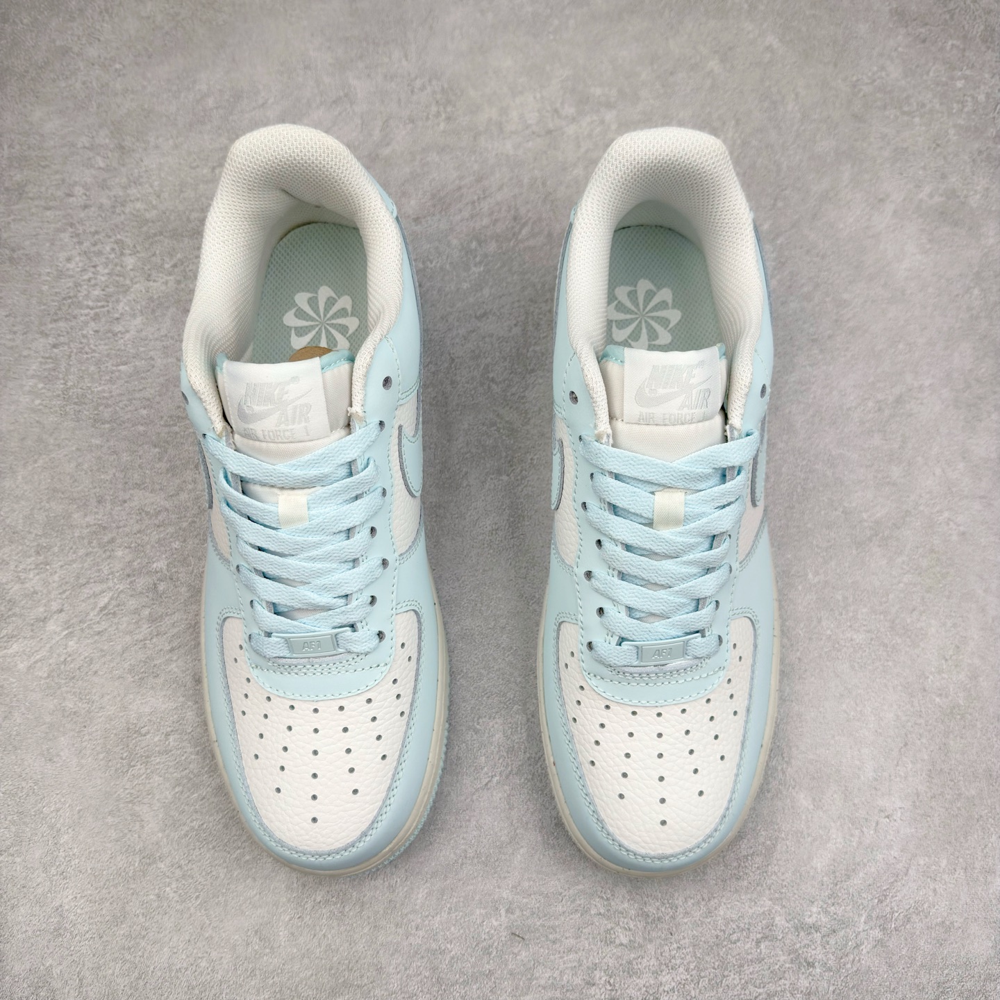 图片[2]-＃XT纯原 NK Air Force 1´07 Low 空军一号低帮百搭休闲运动板鞋 HF5385-400 顶级批次 2022全新楦头鞋型 鱼鳞大底 历时开发三个月 清洁度完美 二维码鞋标 内置芯片及solo气垫 大底高度及其弧度依照正品 钢印 logo刺绣 鞋口弧度 鞋头长度 鞋面冲孔 鞋垫背胶及钢印 完美鞋型对比正品 每一处都是细节满满 柔软、弹性十足的缓震性能和出色的中底设计 横跨复古与现代的外型结合 造就出风靡全球 三十多年的Force 1 直到今天还深受青睐 实拍调校N版已经零色差零失真 百分百还原实物色彩所见即所得 不存在货不对板色差等低级问题 选购参考实物拍摄 不混卖不参货 只用心做好货严格选品 承诺混一赔十 尺码：36 36.5 37.5 38 38.5 39 40 40.5 41 42 42.5 43 44 44.5 45-选品中心