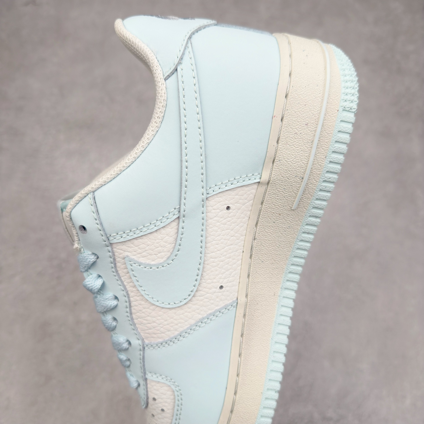 图片[7]-＃XT纯原 NK Air Force 1´07 Low 空军一号低帮百搭休闲运动板鞋 HF5385-400 顶级批次 2022全新楦头鞋型 鱼鳞大底 历时开发三个月 清洁度完美 二维码鞋标 内置芯片及solo气垫 大底高度及其弧度依照正品 钢印 logo刺绣 鞋口弧度 鞋头长度 鞋面冲孔 鞋垫背胶及钢印 完美鞋型对比正品 每一处都是细节满满 柔软、弹性十足的缓震性能和出色的中底设计 横跨复古与现代的外型结合 造就出风靡全球 三十多年的Force 1 直到今天还深受青睐 实拍调校N版已经零色差零失真 百分百还原实物色彩所见即所得 不存在货不对板色差等低级问题 选购参考实物拍摄 不混卖不参货 只用心做好货严格选品 承诺混一赔十 尺码：36 36.5 37.5 38 38.5 39 40 40.5 41 42 42.5 43 44 44.5 45-选品中心