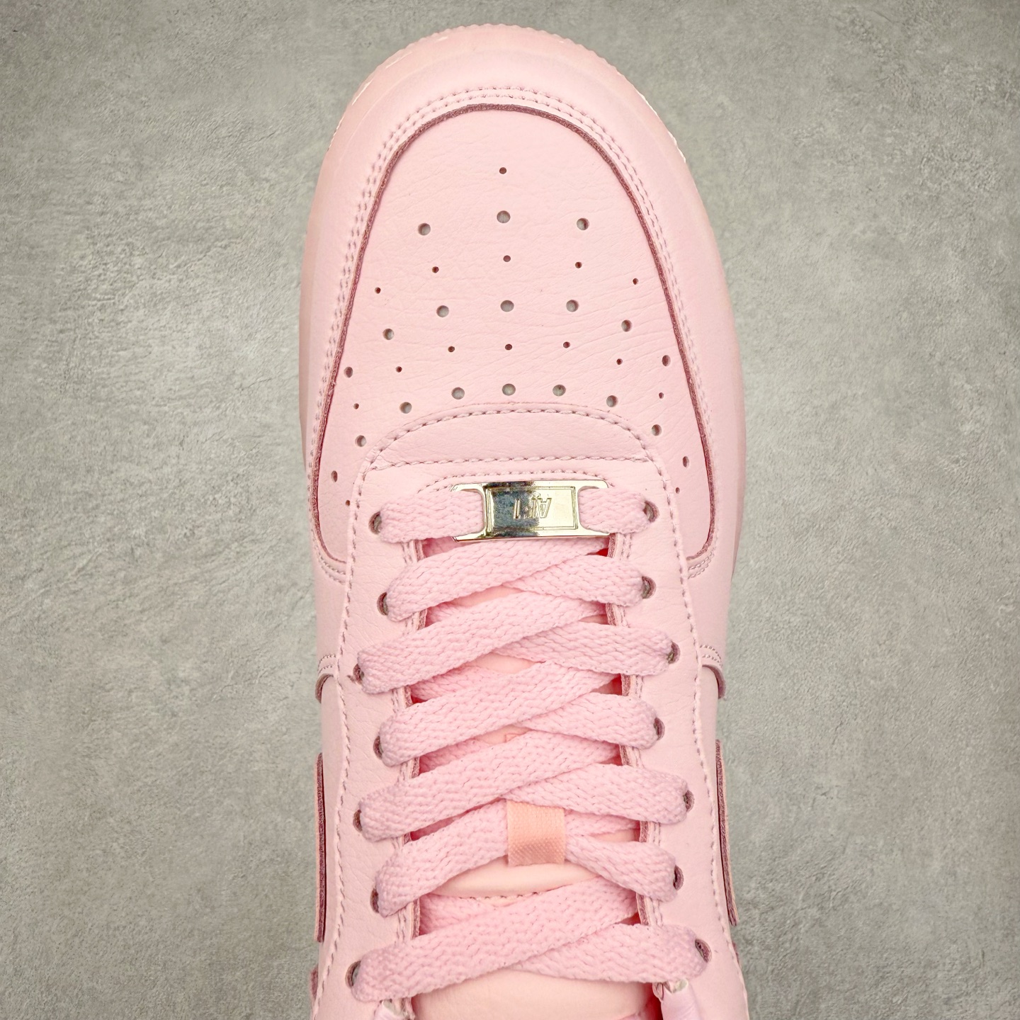 图片[4]-＃XT纯原 NK Air Force 1´07 Low 空军一号低帮百搭休闲运动板鞋 CZ8065-600 顶级批次 2022全新楦头鞋型 鱼鳞大底 历时开发三个月 清洁度完美 二维码鞋标 内置芯片及solo气垫 大底高度及其弧度依照正品 钢印 logo刺绣 鞋口弧度 鞋头长度 鞋面冲孔 鞋垫背胶及钢印 完美鞋型对比正品 每一处都是细节满满 柔软、弹性十足的缓震性能和出色的中底设计 横跨复古与现代的外型结合 造就出风靡全球 三十多年的Force 1 直到今天还深受青睐 实拍调校N版已经零色差零失真 百分百还原实物色彩所见即所得 不存在货不对板色差等低级问题 选购参考实物拍摄 不混卖不参货 只用心做好货严格选品 承诺混一赔十 尺码：36 36.5 37.5 38 38.5 39 40 40.5 41 42 42.5 43 44 44.5 45-选品中心