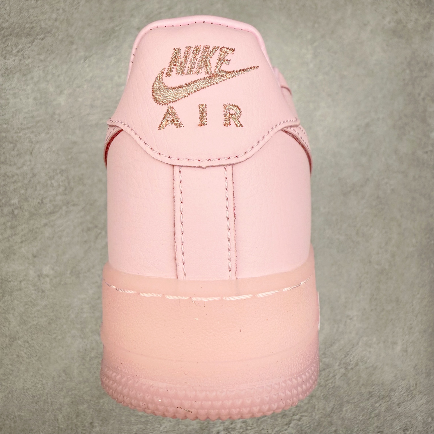 图片[8]-＃XT纯原 NK Air Force 1´07 Low 空军一号低帮百搭休闲运动板鞋 CZ8065-600 顶级批次 2022全新楦头鞋型 鱼鳞大底 历时开发三个月 清洁度完美 二维码鞋标 内置芯片及solo气垫 大底高度及其弧度依照正品 钢印 logo刺绣 鞋口弧度 鞋头长度 鞋面冲孔 鞋垫背胶及钢印 完美鞋型对比正品 每一处都是细节满满 柔软、弹性十足的缓震性能和出色的中底设计 横跨复古与现代的外型结合 造就出风靡全球 三十多年的Force 1 直到今天还深受青睐 实拍调校N版已经零色差零失真 百分百还原实物色彩所见即所得 不存在货不对板色差等低级问题 选购参考实物拍摄 不混卖不参货 只用心做好货严格选品 承诺混一赔十 尺码：36 36.5 37.5 38 38.5 39 40 40.5 41 42 42.5 43 44 44.5 45-选品中心