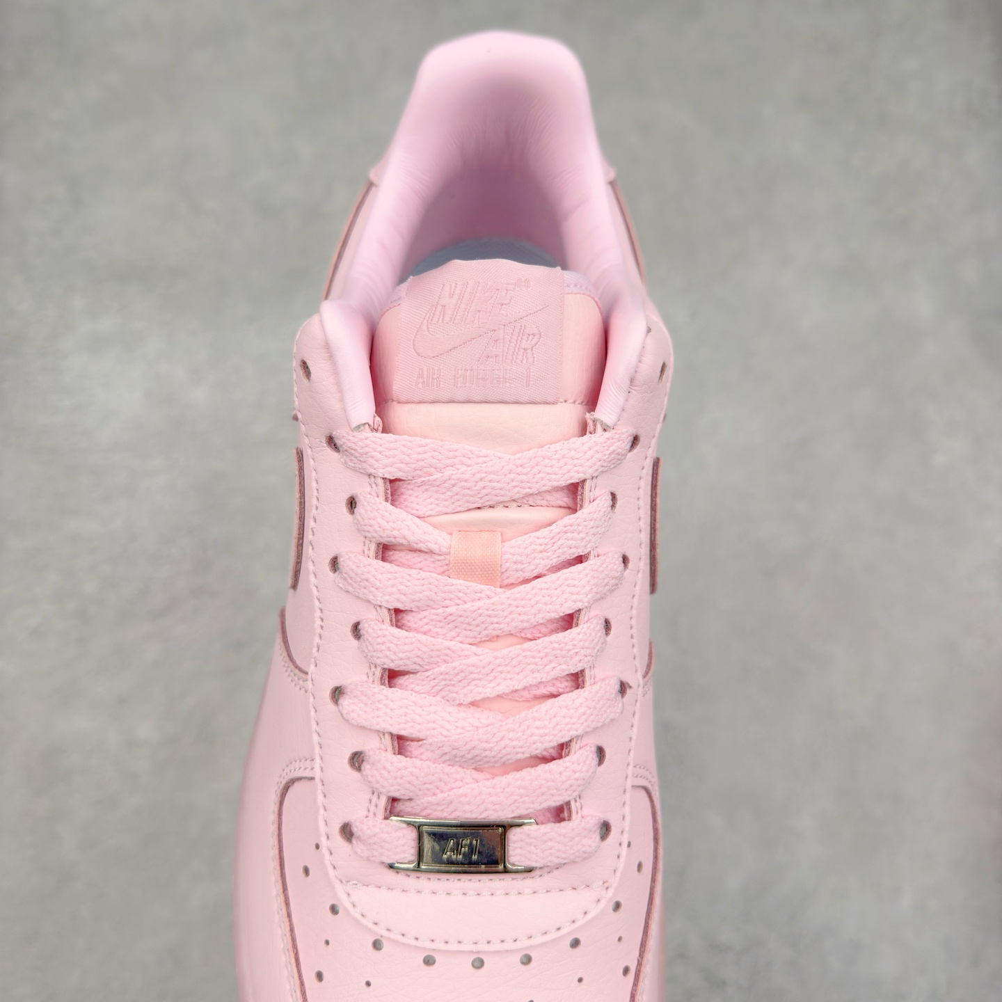 图片[5]-＃XT纯原 NK Air Force 1´07 Low 空军一号低帮百搭休闲运动板鞋 CZ8065-600 顶级批次 2022全新楦头鞋型 鱼鳞大底 历时开发三个月 清洁度完美 二维码鞋标 内置芯片及solo气垫 大底高度及其弧度依照正品 钢印 logo刺绣 鞋口弧度 鞋头长度 鞋面冲孔 鞋垫背胶及钢印 完美鞋型对比正品 每一处都是细节满满 柔软、弹性十足的缓震性能和出色的中底设计 横跨复古与现代的外型结合 造就出风靡全球 三十多年的Force 1 直到今天还深受青睐 实拍调校N版已经零色差零失真 百分百还原实物色彩所见即所得 不存在货不对板色差等低级问题 选购参考实物拍摄 不混卖不参货 只用心做好货严格选品 承诺混一赔十 尺码：36 36.5 37.5 38 38.5 39 40 40.5 41 42 42.5 43 44 44.5 45-选品中心