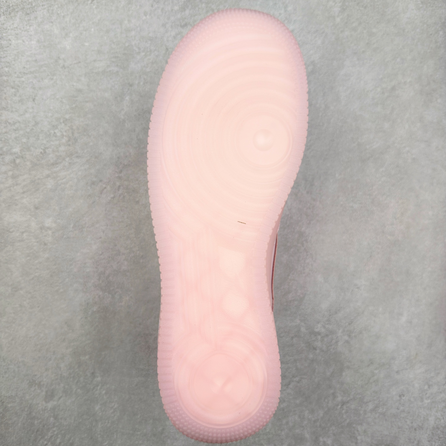 图片[9]-＃XT纯原 NK Air Force 1´07 Low 空军一号低帮百搭休闲运动板鞋 CZ8065-600 顶级批次 2022全新楦头鞋型 鱼鳞大底 历时开发三个月 清洁度完美 二维码鞋标 内置芯片及solo气垫 大底高度及其弧度依照正品 钢印 logo刺绣 鞋口弧度 鞋头长度 鞋面冲孔 鞋垫背胶及钢印 完美鞋型对比正品 每一处都是细节满满 柔软、弹性十足的缓震性能和出色的中底设计 横跨复古与现代的外型结合 造就出风靡全球 三十多年的Force 1 直到今天还深受青睐 实拍调校N版已经零色差零失真 百分百还原实物色彩所见即所得 不存在货不对板色差等低级问题 选购参考实物拍摄 不混卖不参货 只用心做好货严格选品 承诺混一赔十 尺码：36 36.5 37.5 38 38.5 39 40 40.5 41 42 42.5 43 44 44.5 45-选品中心