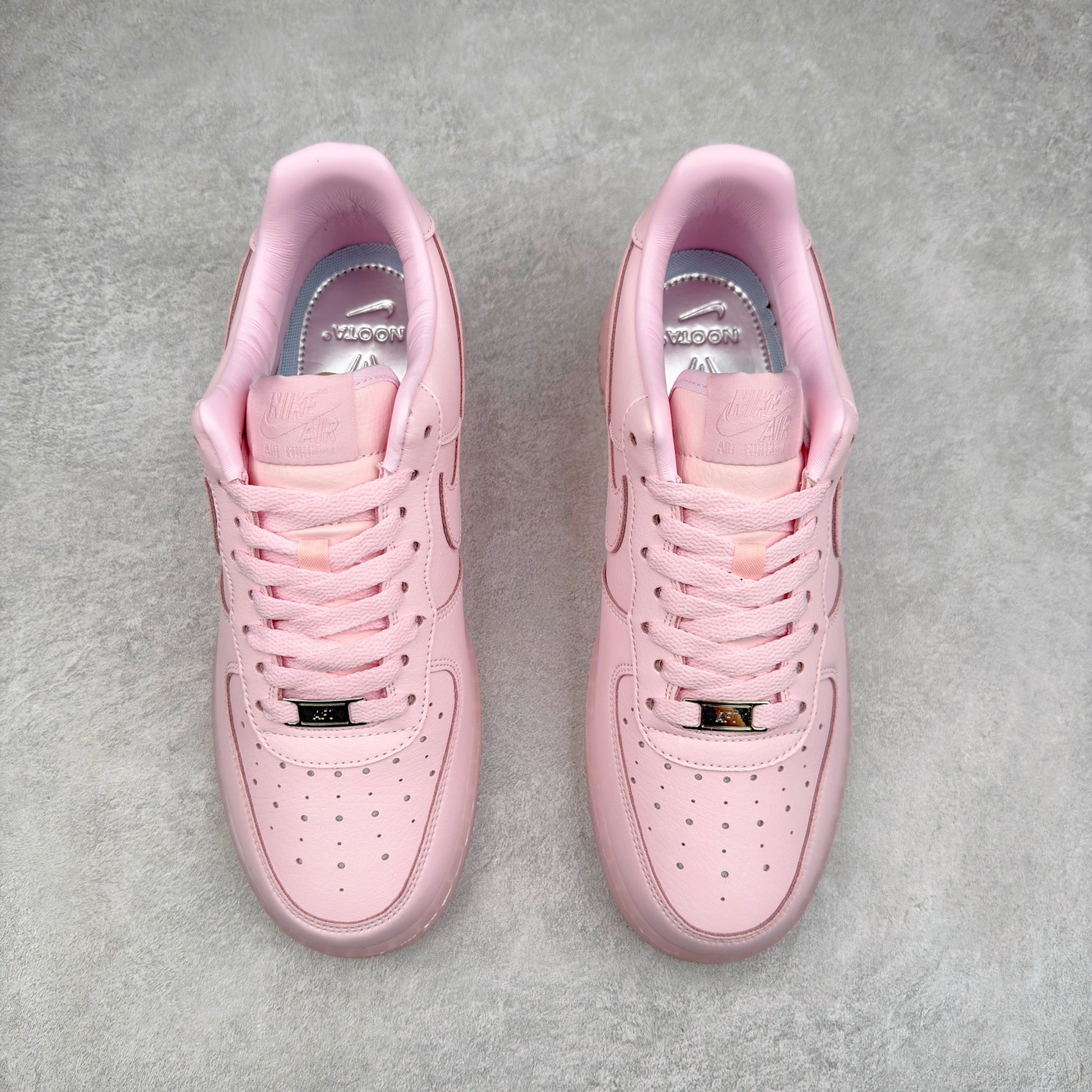 图片[2]-＃XT纯原 NK Air Force 1´07 Low 空军一号低帮百搭休闲运动板鞋 CZ8065-600 顶级批次 2022全新楦头鞋型 鱼鳞大底 历时开发三个月 清洁度完美 二维码鞋标 内置芯片及solo气垫 大底高度及其弧度依照正品 钢印 logo刺绣 鞋口弧度 鞋头长度 鞋面冲孔 鞋垫背胶及钢印 完美鞋型对比正品 每一处都是细节满满 柔软、弹性十足的缓震性能和出色的中底设计 横跨复古与现代的外型结合 造就出风靡全球 三十多年的Force 1 直到今天还深受青睐 实拍调校N版已经零色差零失真 百分百还原实物色彩所见即所得 不存在货不对板色差等低级问题 选购参考实物拍摄 不混卖不参货 只用心做好货严格选品 承诺混一赔十 尺码：36 36.5 37.5 38 38.5 39 40 40.5 41 42 42.5 43 44 44.5 45-选品中心