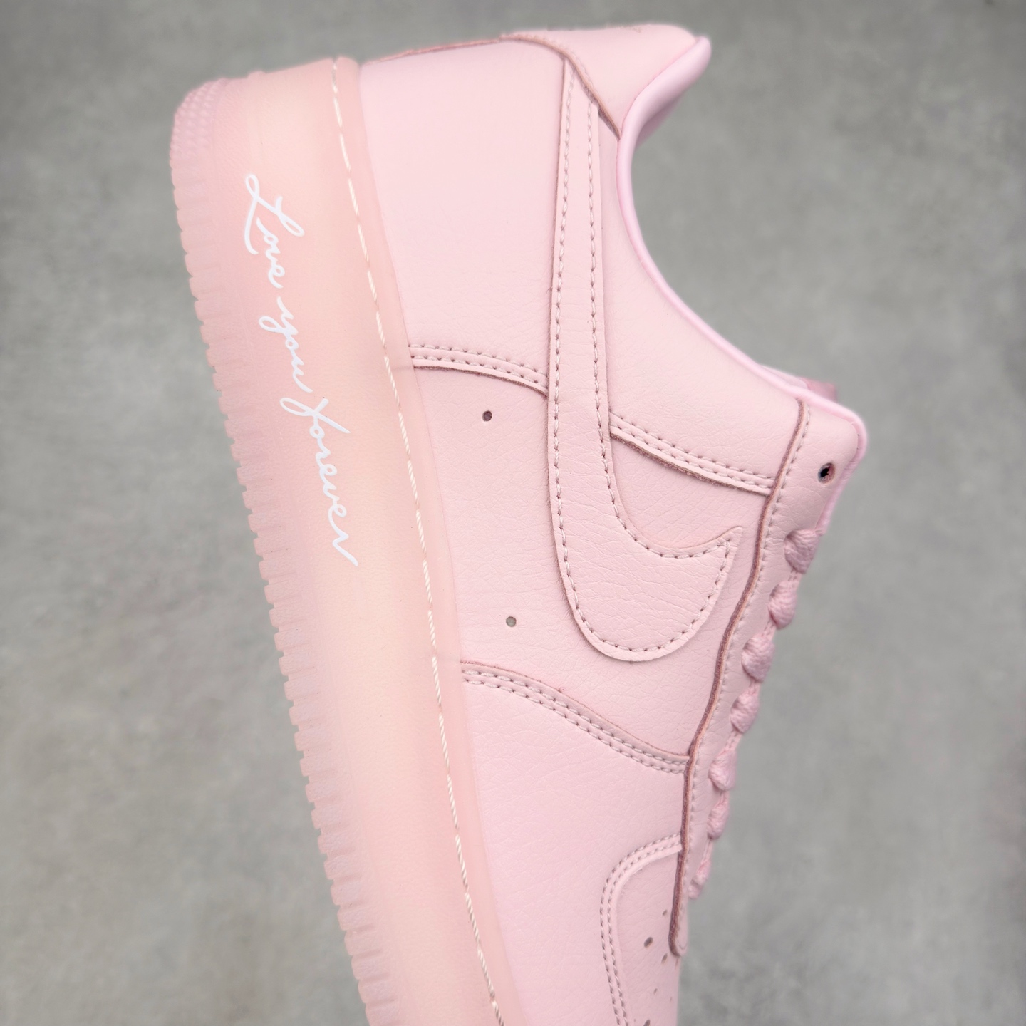 图片[6]-＃XT纯原 NK Air Force 1´07 Low 空军一号低帮百搭休闲运动板鞋 CZ8065-600 顶级批次 2022全新楦头鞋型 鱼鳞大底 历时开发三个月 清洁度完美 二维码鞋标 内置芯片及solo气垫 大底高度及其弧度依照正品 钢印 logo刺绣 鞋口弧度 鞋头长度 鞋面冲孔 鞋垫背胶及钢印 完美鞋型对比正品 每一处都是细节满满 柔软、弹性十足的缓震性能和出色的中底设计 横跨复古与现代的外型结合 造就出风靡全球 三十多年的Force 1 直到今天还深受青睐 实拍调校N版已经零色差零失真 百分百还原实物色彩所见即所得 不存在货不对板色差等低级问题 选购参考实物拍摄 不混卖不参货 只用心做好货严格选品 承诺混一赔十 尺码：36 36.5 37.5 38 38.5 39 40 40.5 41 42 42.5 43 44 44.5 45-选品中心