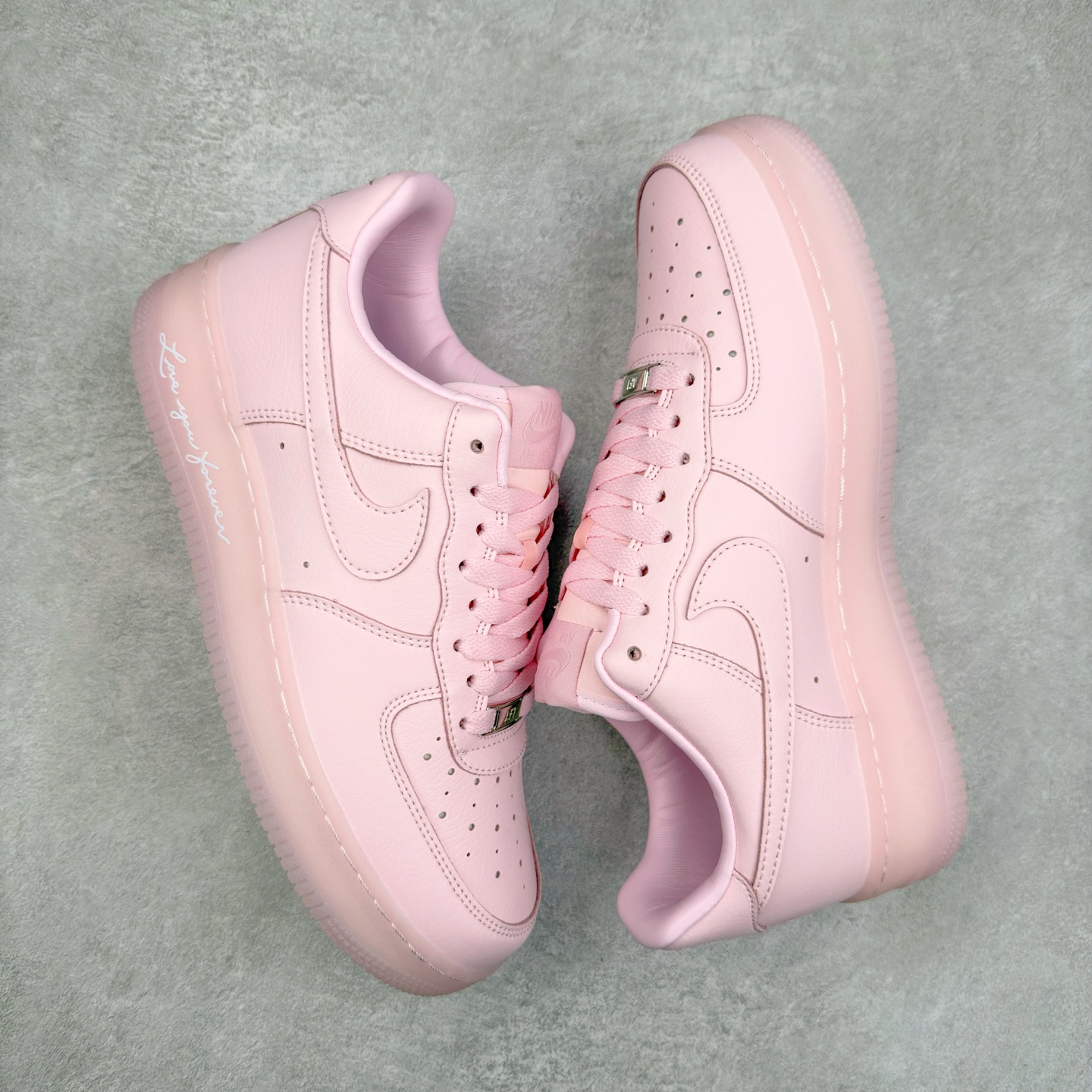 图片[3]-＃XT纯原 NK Air Force 1´07 Low 空军一号低帮百搭休闲运动板鞋 CZ8065-600 顶级批次 2022全新楦头鞋型 鱼鳞大底 历时开发三个月 清洁度完美 二维码鞋标 内置芯片及solo气垫 大底高度及其弧度依照正品 钢印 logo刺绣 鞋口弧度 鞋头长度 鞋面冲孔 鞋垫背胶及钢印 完美鞋型对比正品 每一处都是细节满满 柔软、弹性十足的缓震性能和出色的中底设计 横跨复古与现代的外型结合 造就出风靡全球 三十多年的Force 1 直到今天还深受青睐 实拍调校N版已经零色差零失真 百分百还原实物色彩所见即所得 不存在货不对板色差等低级问题 选购参考实物拍摄 不混卖不参货 只用心做好货严格选品 承诺混一赔十 尺码：36 36.5 37.5 38 38.5 39 40 40.5 41 42 42.5 43 44 44.5 45-选品中心