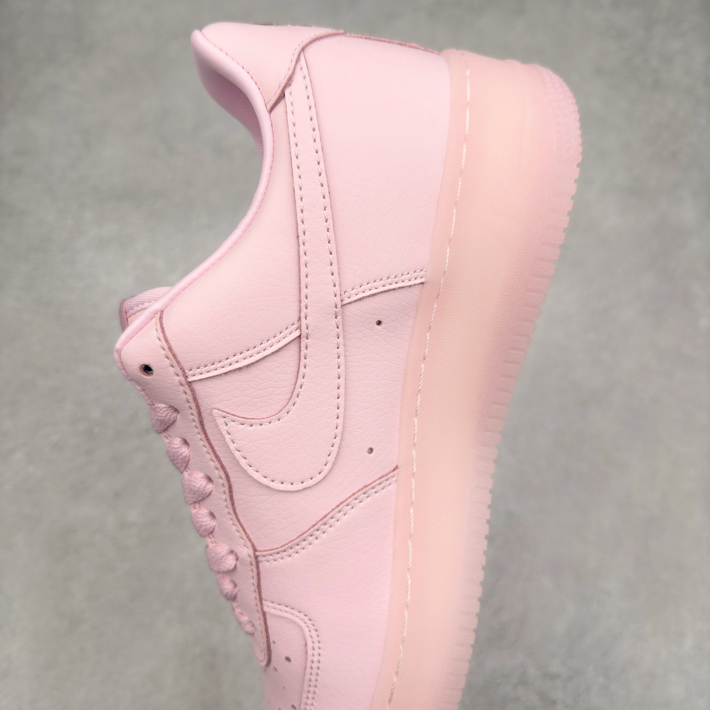 图片[7]-＃XT纯原 NK Air Force 1´07 Low 空军一号低帮百搭休闲运动板鞋 CZ8065-600 顶级批次 2022全新楦头鞋型 鱼鳞大底 历时开发三个月 清洁度完美 二维码鞋标 内置芯片及solo气垫 大底高度及其弧度依照正品 钢印 logo刺绣 鞋口弧度 鞋头长度 鞋面冲孔 鞋垫背胶及钢印 完美鞋型对比正品 每一处都是细节满满 柔软、弹性十足的缓震性能和出色的中底设计 横跨复古与现代的外型结合 造就出风靡全球 三十多年的Force 1 直到今天还深受青睐 实拍调校N版已经零色差零失真 百分百还原实物色彩所见即所得 不存在货不对板色差等低级问题 选购参考实物拍摄 不混卖不参货 只用心做好货严格选品 承诺混一赔十 尺码：36 36.5 37.5 38 38.5 39 40 40.5 41 42 42.5 43 44 44.5 45-选品中心