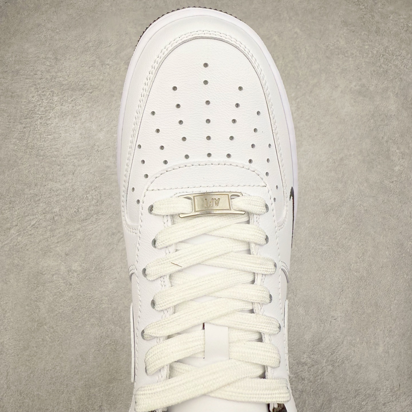 图片[4]-＃XT纯原 NK Air Force 1´07 Low 空军一号低帮百搭休闲运动板鞋 HM9483-101 顶级批次 2022全新楦头鞋型 鱼鳞大底 历时开发三个月 清洁度完美 二维码鞋标 内置芯片及solo气垫 大底高度及其弧度依照正品 钢印 logo刺绣 鞋口弧度 鞋头长度 鞋面冲孔 鞋垫背胶及钢印 完美鞋型对比正品 每一处都是细节满满 柔软、弹性十足的缓震性能和出色的中底设计 横跨复古与现代的外型结合 造就出风靡全球 三十多年的Force 1 直到今天还深受青睐 实拍调校N版已经零色差零失真 百分百还原实物色彩所见即所得 不存在货不对板色差等低级问题 选购参考实物拍摄 不混卖不参货 只用心做好货严格选品 承诺混一赔十 尺码：36 36.5 37.5 38 38.5 39 40 40.5 41 42 42.5 43 44 44.5 45-选品中心