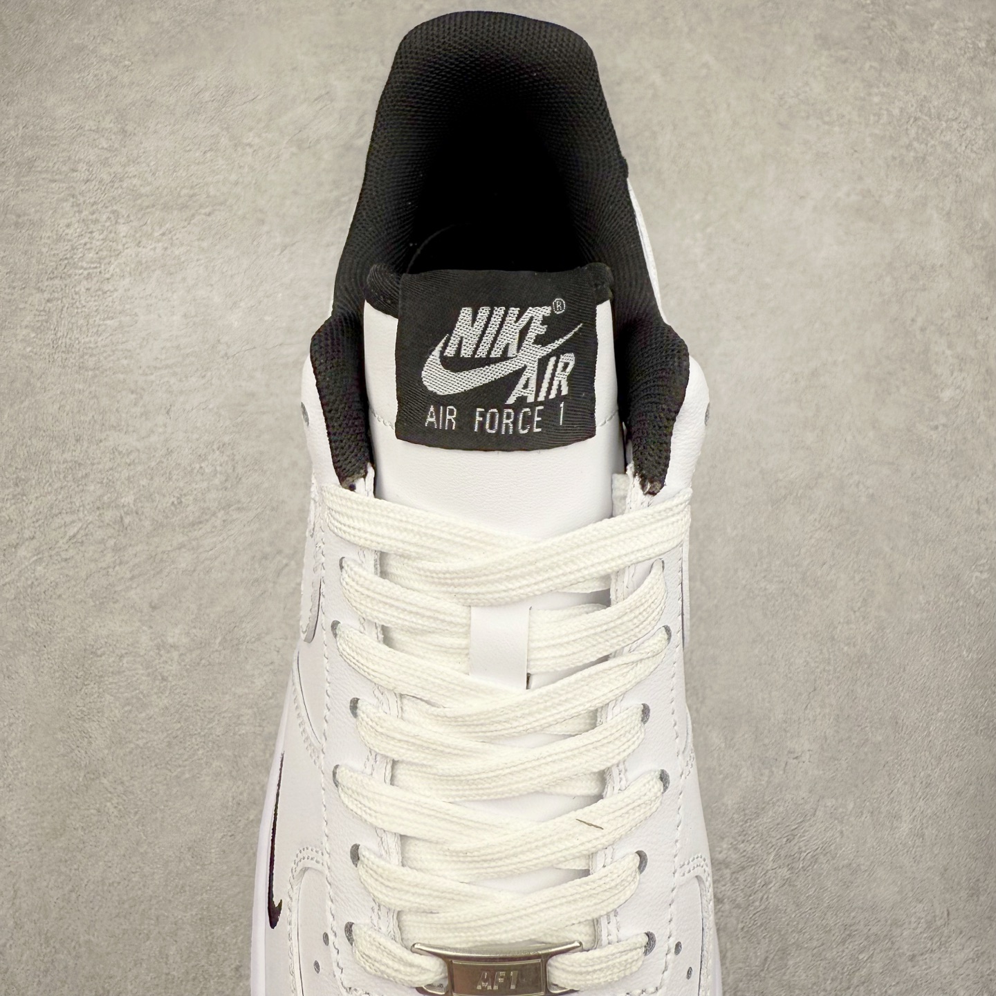 图片[5]-＃XT纯原 NK Air Force 1´07 Low 空军一号低帮百搭休闲运动板鞋 HM9483-101 顶级批次 2022全新楦头鞋型 鱼鳞大底 历时开发三个月 清洁度完美 二维码鞋标 内置芯片及solo气垫 大底高度及其弧度依照正品 钢印 logo刺绣 鞋口弧度 鞋头长度 鞋面冲孔 鞋垫背胶及钢印 完美鞋型对比正品 每一处都是细节满满 柔软、弹性十足的缓震性能和出色的中底设计 横跨复古与现代的外型结合 造就出风靡全球 三十多年的Force 1 直到今天还深受青睐 实拍调校N版已经零色差零失真 百分百还原实物色彩所见即所得 不存在货不对板色差等低级问题 选购参考实物拍摄 不混卖不参货 只用心做好货严格选品 承诺混一赔十 尺码：36 36.5 37.5 38 38.5 39 40 40.5 41 42 42.5 43 44 44.5 45-选品中心