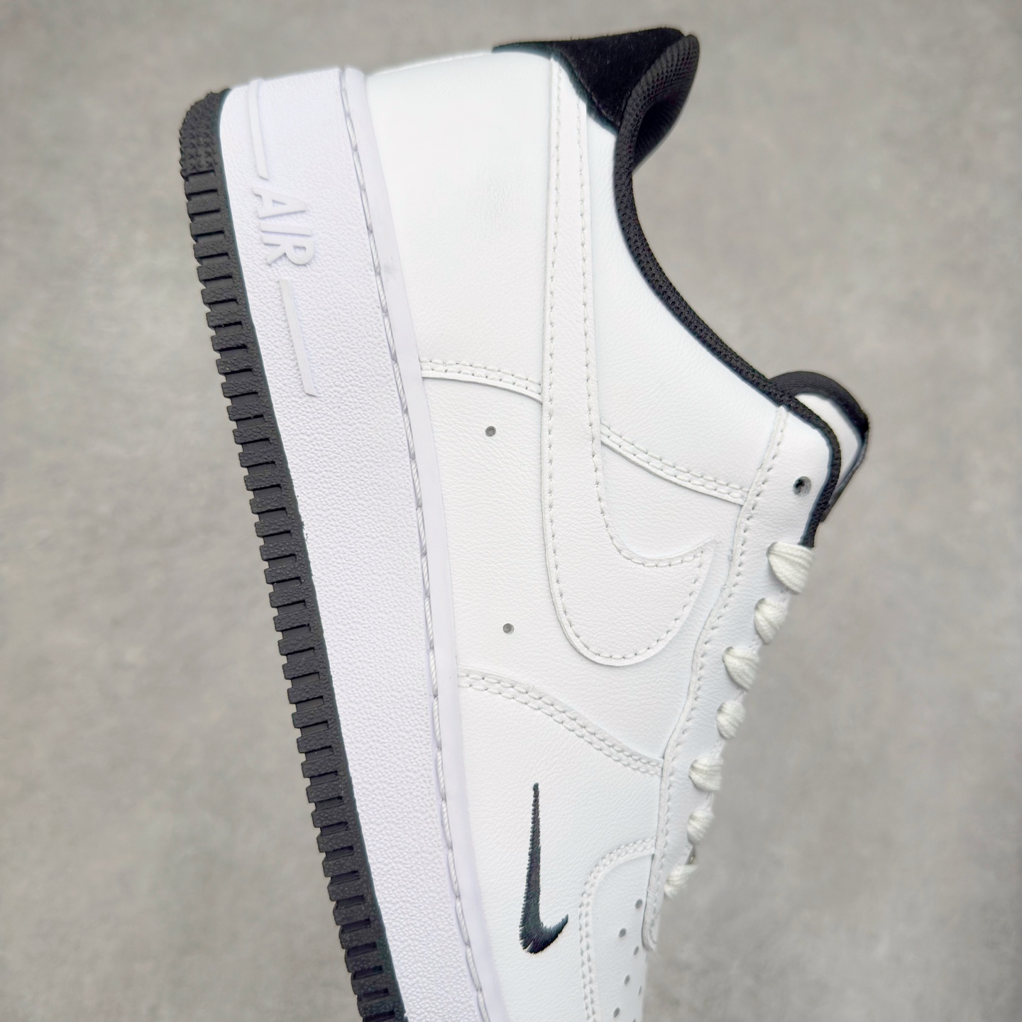 图片[6]-＃XT纯原 NK Air Force 1´07 Low 空军一号低帮百搭休闲运动板鞋 HM9483-101 顶级批次 2022全新楦头鞋型 鱼鳞大底 历时开发三个月 清洁度完美 二维码鞋标 内置芯片及solo气垫 大底高度及其弧度依照正品 钢印 logo刺绣 鞋口弧度 鞋头长度 鞋面冲孔 鞋垫背胶及钢印 完美鞋型对比正品 每一处都是细节满满 柔软、弹性十足的缓震性能和出色的中底设计 横跨复古与现代的外型结合 造就出风靡全球 三十多年的Force 1 直到今天还深受青睐 实拍调校N版已经零色差零失真 百分百还原实物色彩所见即所得 不存在货不对板色差等低级问题 选购参考实物拍摄 不混卖不参货 只用心做好货严格选品 承诺混一赔十 尺码：36 36.5 37.5 38 38.5 39 40 40.5 41 42 42.5 43 44 44.5 45-选品中心