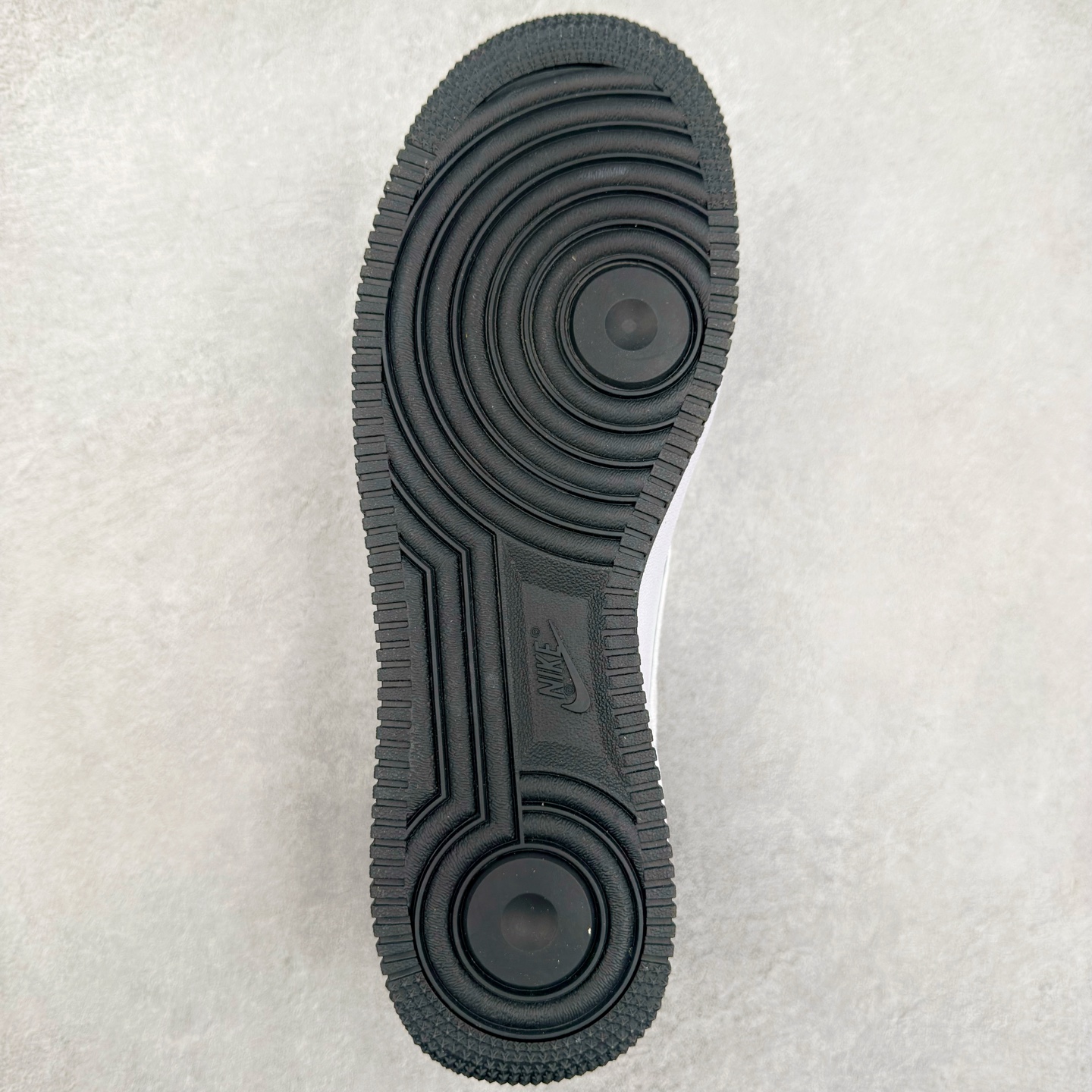 图片[9]-＃XT纯原 NK Air Force 1´07 Low 空军一号低帮百搭休闲运动板鞋 HM9483-101 顶级批次 2022全新楦头鞋型 鱼鳞大底 历时开发三个月 清洁度完美 二维码鞋标 内置芯片及solo气垫 大底高度及其弧度依照正品 钢印 logo刺绣 鞋口弧度 鞋头长度 鞋面冲孔 鞋垫背胶及钢印 完美鞋型对比正品 每一处都是细节满满 柔软、弹性十足的缓震性能和出色的中底设计 横跨复古与现代的外型结合 造就出风靡全球 三十多年的Force 1 直到今天还深受青睐 实拍调校N版已经零色差零失真 百分百还原实物色彩所见即所得 不存在货不对板色差等低级问题 选购参考实物拍摄 不混卖不参货 只用心做好货严格选品 承诺混一赔十 尺码：36 36.5 37.5 38 38.5 39 40 40.5 41 42 42.5 43 44 44.5 45-选品中心