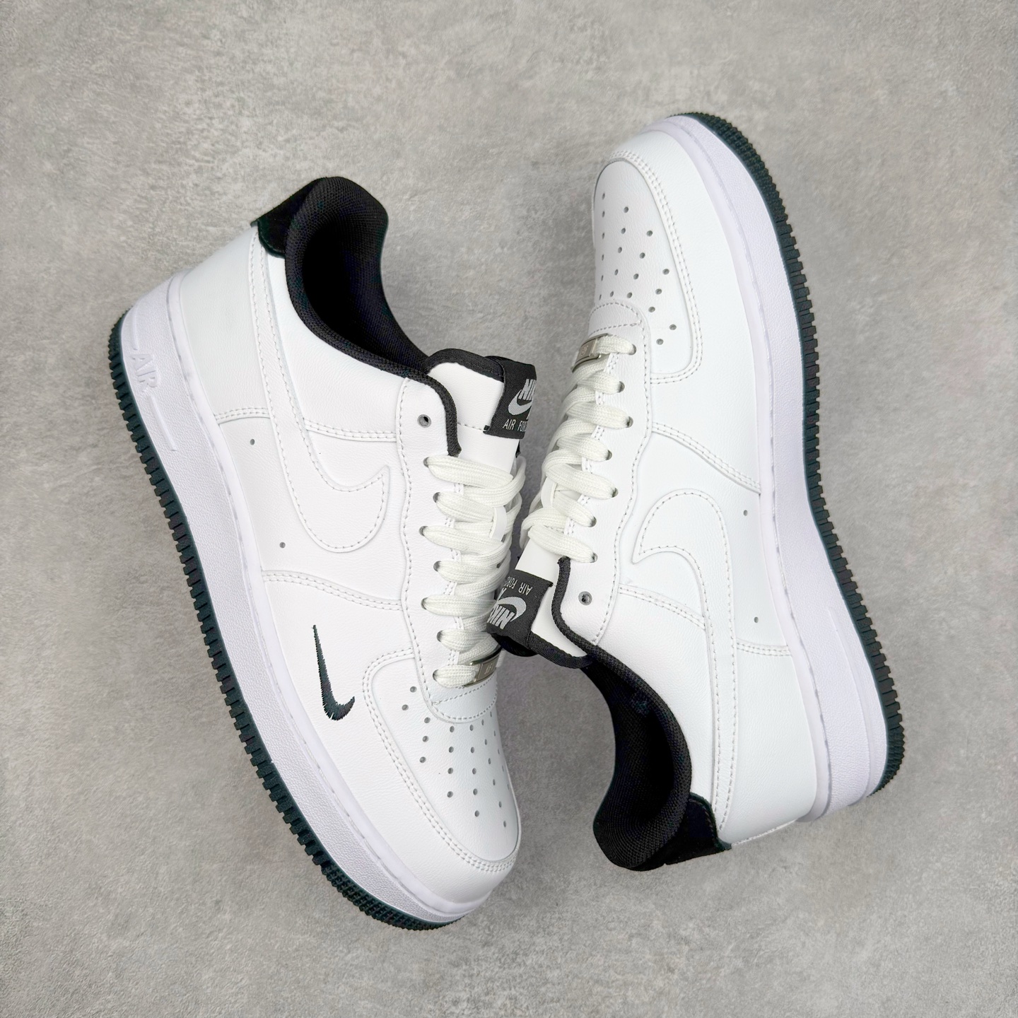 图片[3]-＃XT纯原 NK Air Force 1´07 Low 空军一号低帮百搭休闲运动板鞋 HM9483-101 顶级批次 2022全新楦头鞋型 鱼鳞大底 历时开发三个月 清洁度完美 二维码鞋标 内置芯片及solo气垫 大底高度及其弧度依照正品 钢印 logo刺绣 鞋口弧度 鞋头长度 鞋面冲孔 鞋垫背胶及钢印 完美鞋型对比正品 每一处都是细节满满 柔软、弹性十足的缓震性能和出色的中底设计 横跨复古与现代的外型结合 造就出风靡全球 三十多年的Force 1 直到今天还深受青睐 实拍调校N版已经零色差零失真 百分百还原实物色彩所见即所得 不存在货不对板色差等低级问题 选购参考实物拍摄 不混卖不参货 只用心做好货严格选品 承诺混一赔十 尺码：36 36.5 37.5 38 38.5 39 40 40.5 41 42 42.5 43 44 44.5 45-选品中心